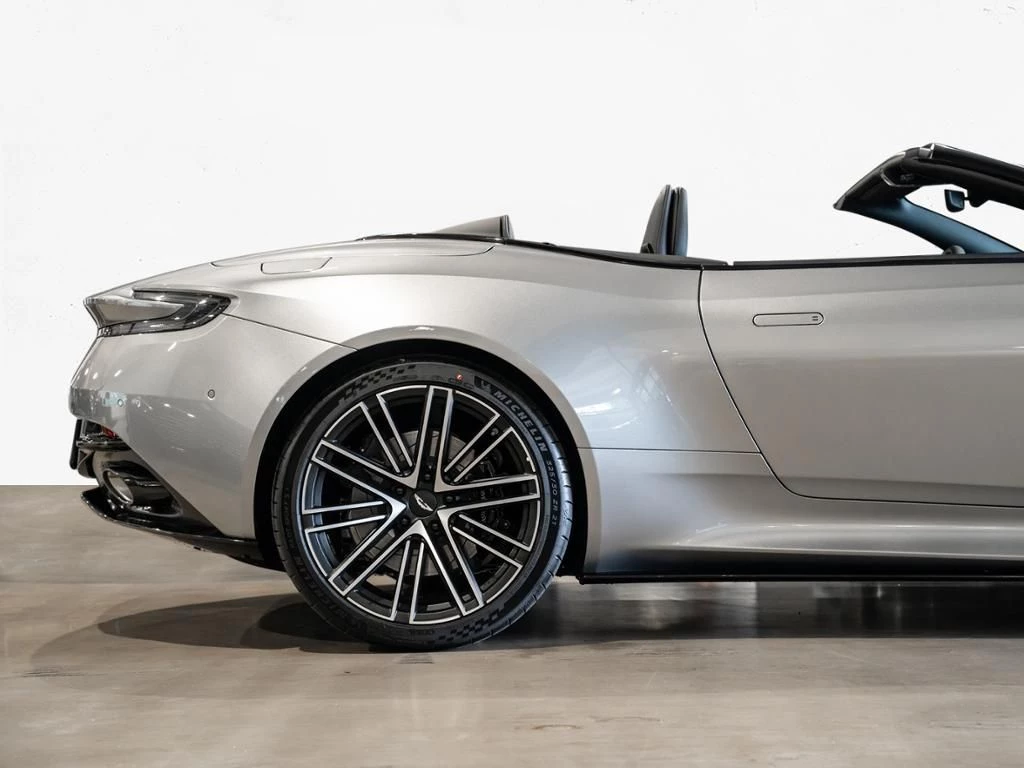 Aston Martin-DB12-image-22