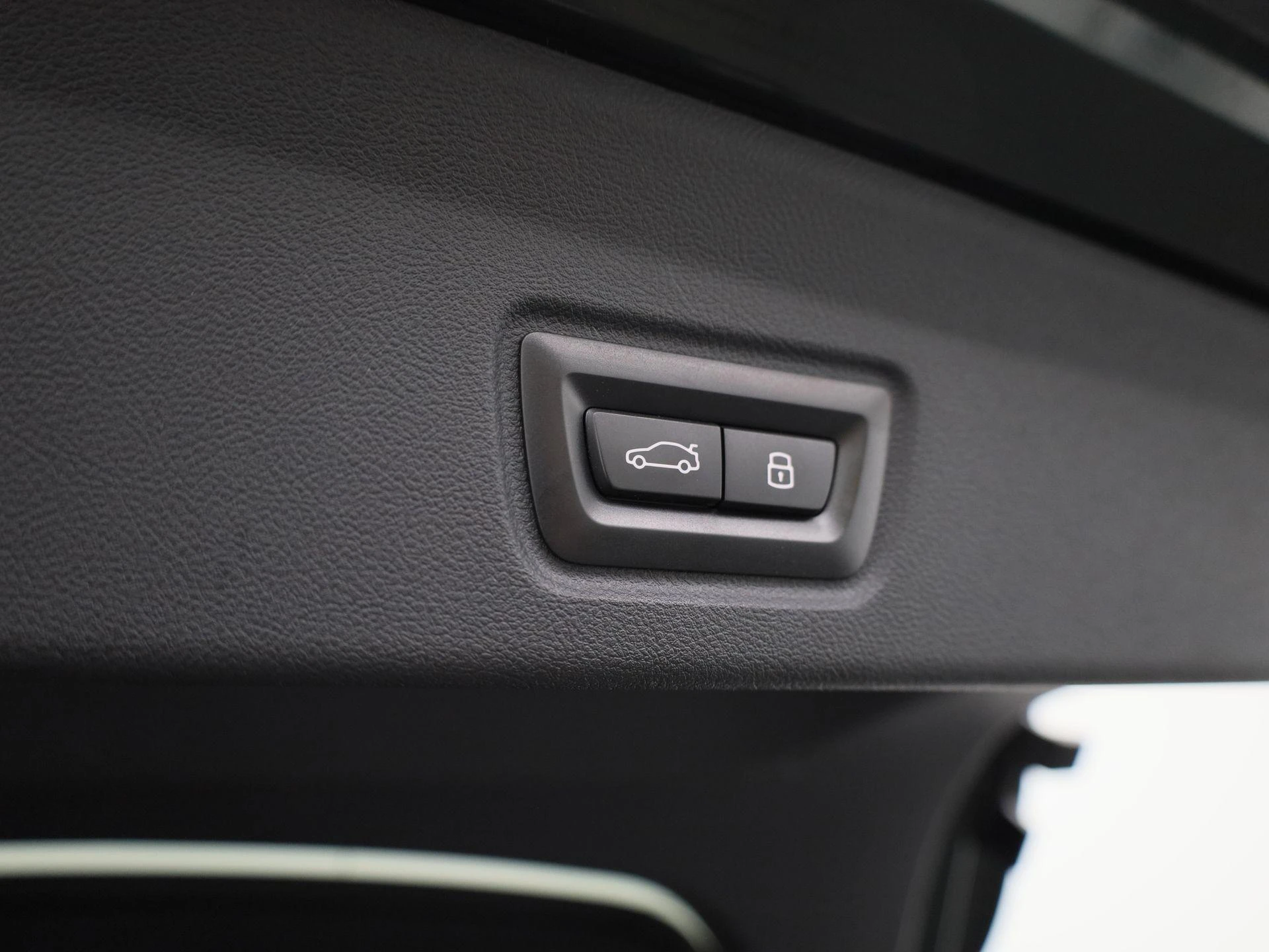 BMW-i4-image-13