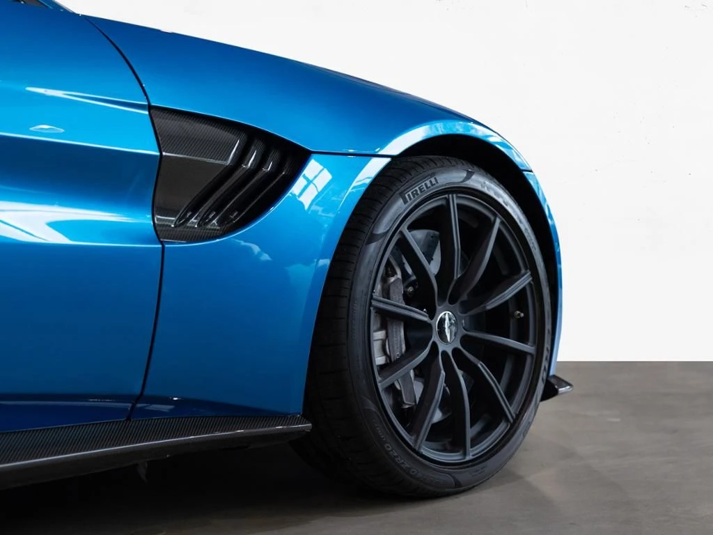 Aston Martin-V8 Vantage-image-9
