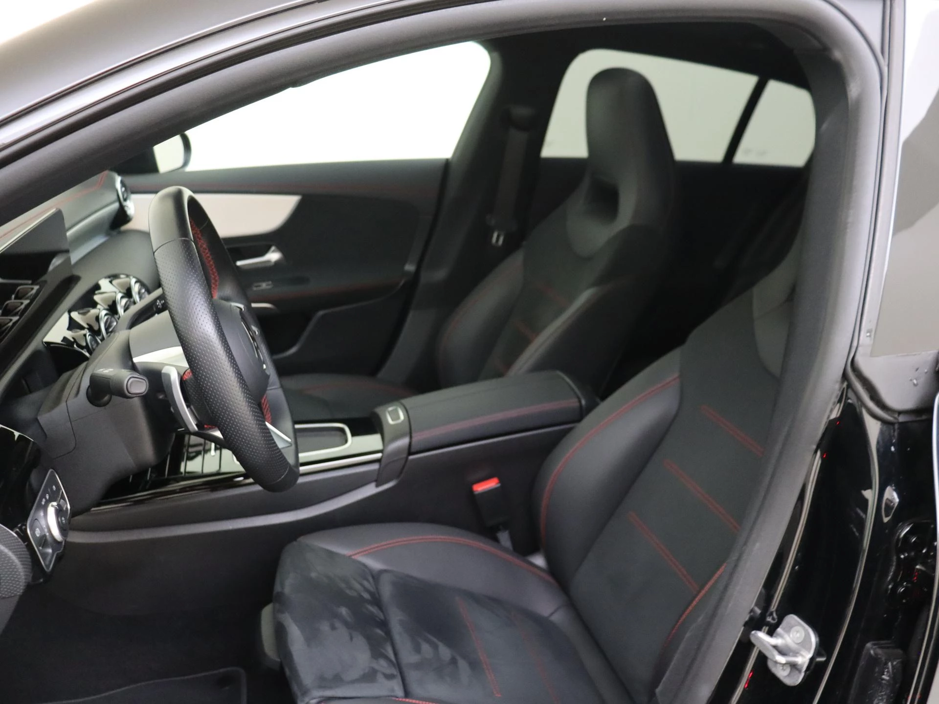 Mercedes-Benz-CLA-image-10