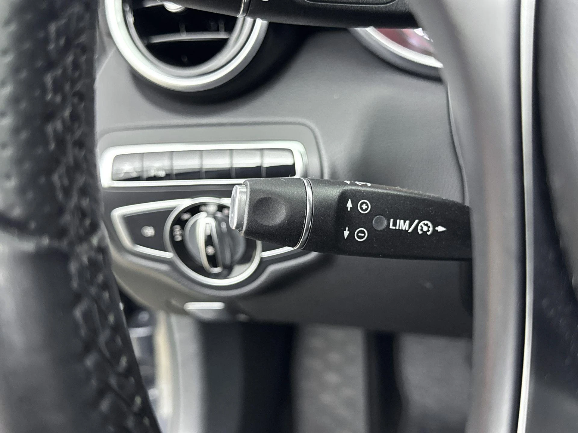 Mercedes-Benz-C-Klasse-image-7