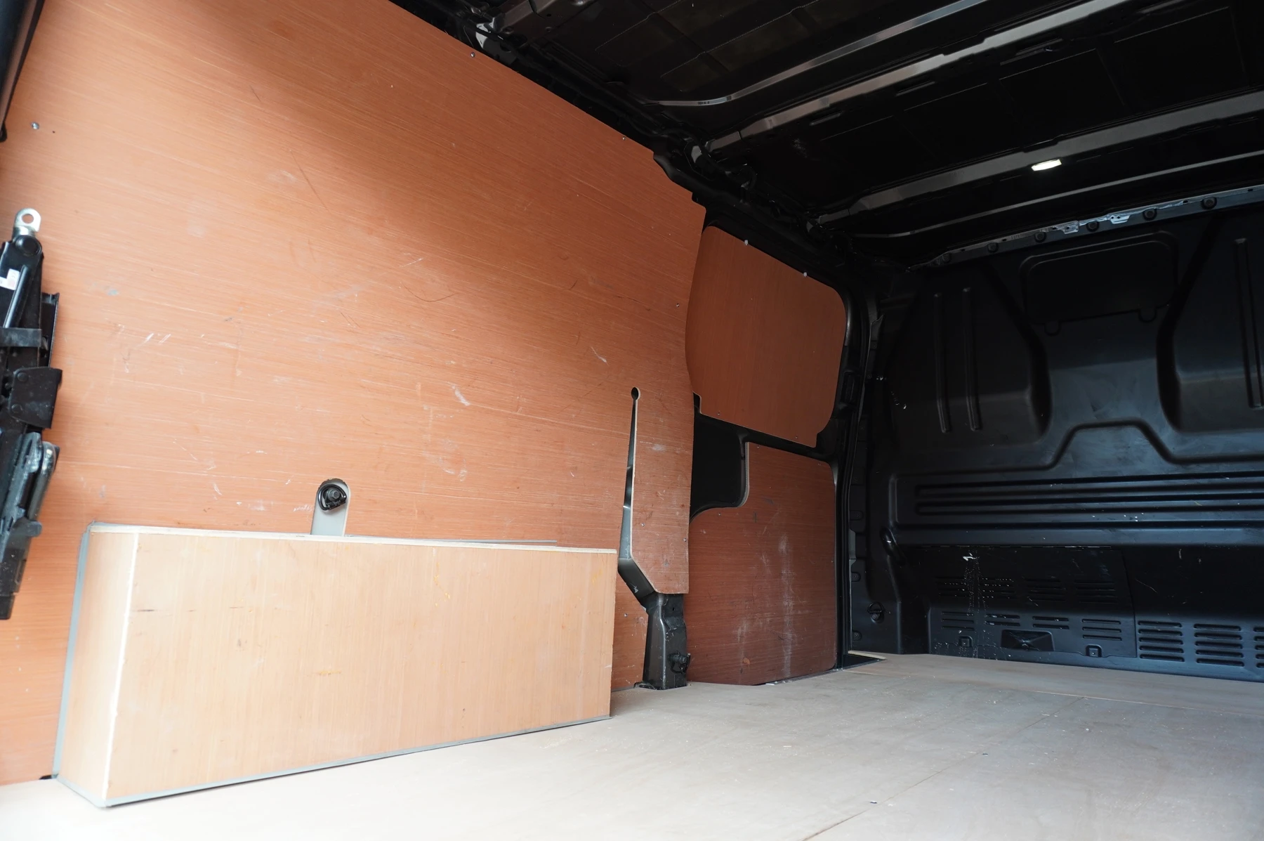 Volkswagen-Transporter-image-14