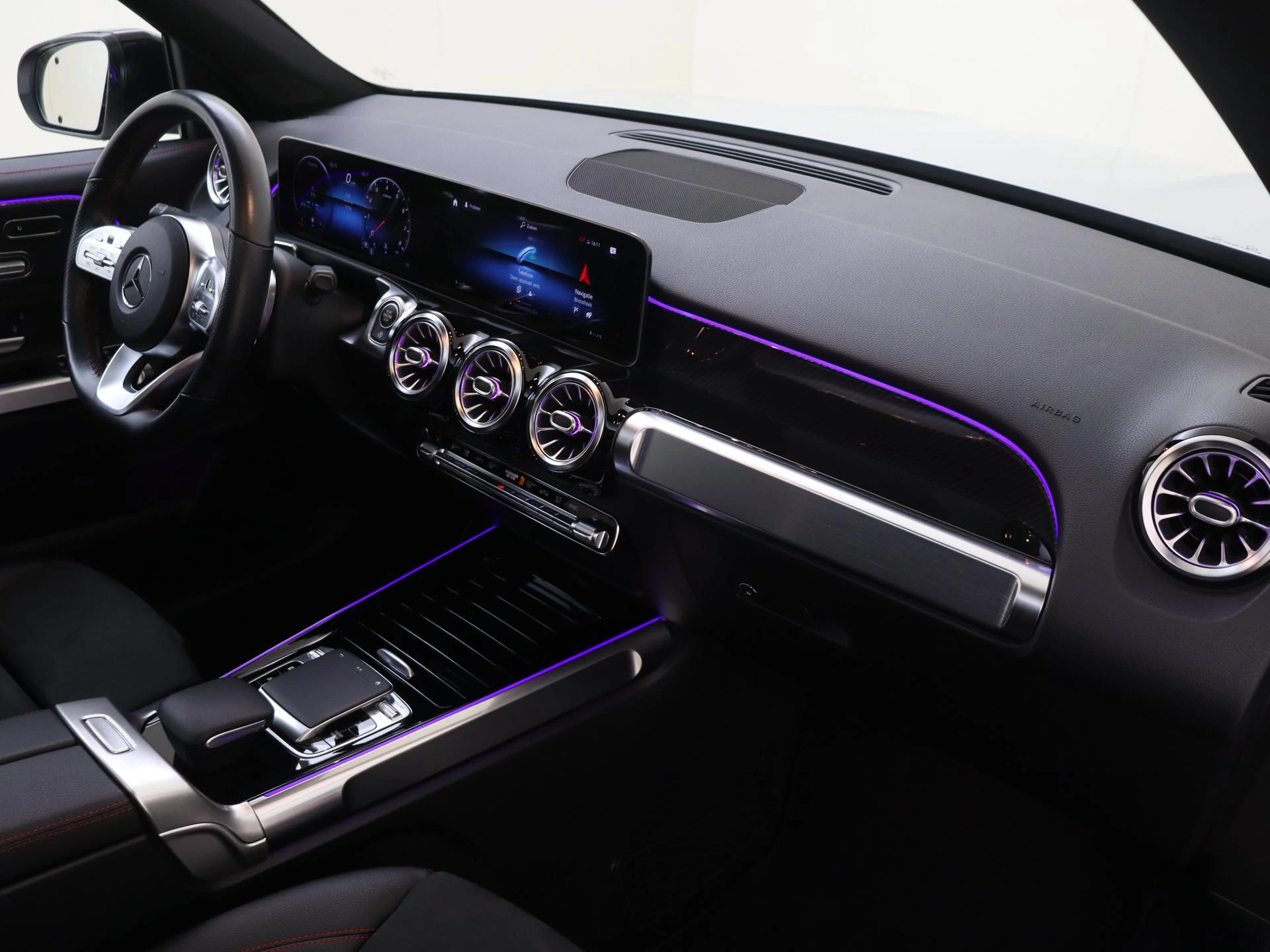 Mercedes-Benz-GLB-image-10