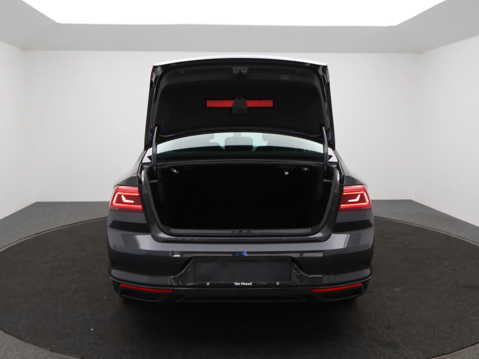 Volkswagen-Passat-image-15