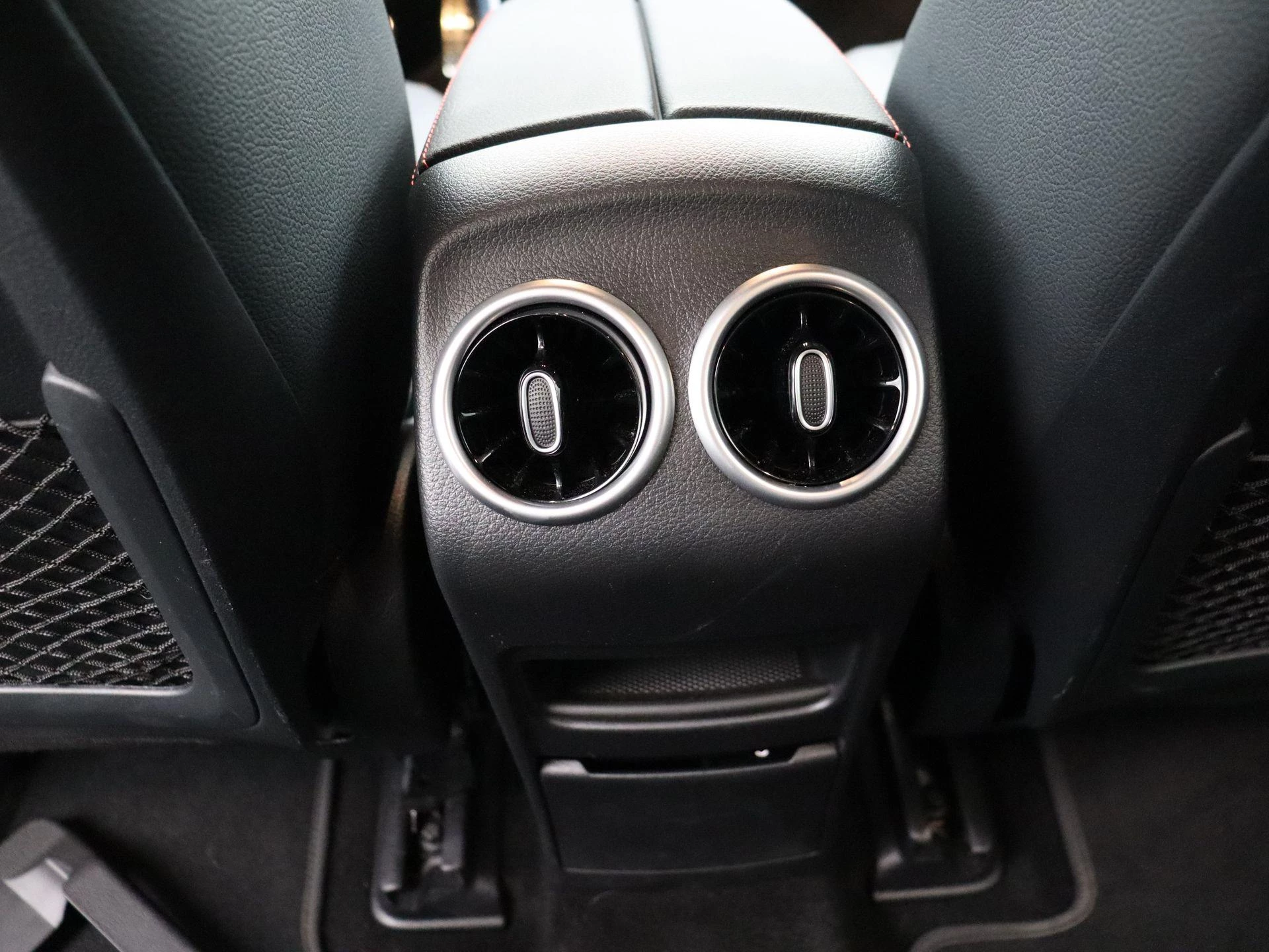 Mercedes-Benz-EQB-image-15