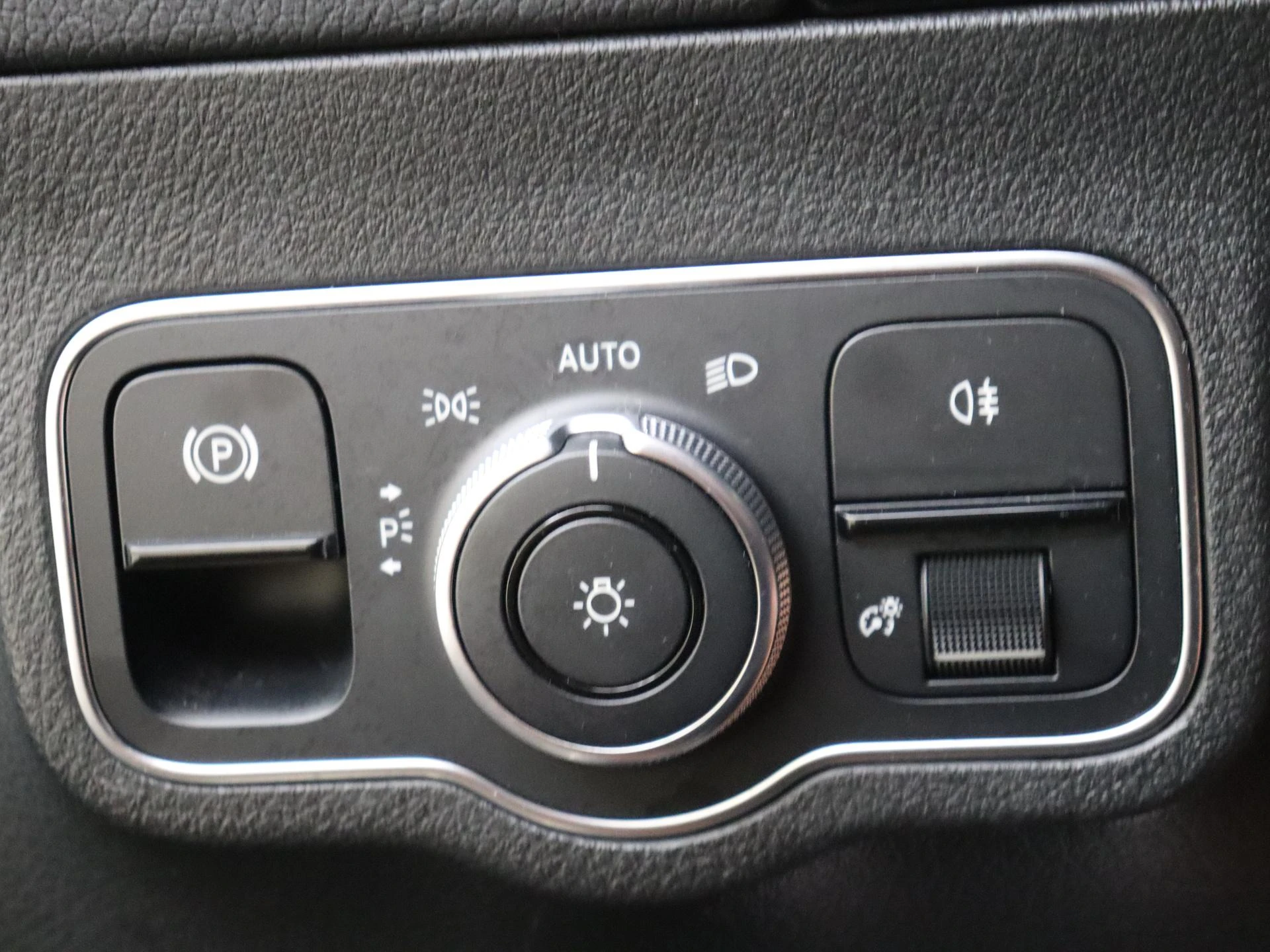 Mercedes-Benz-GLA-image-24
