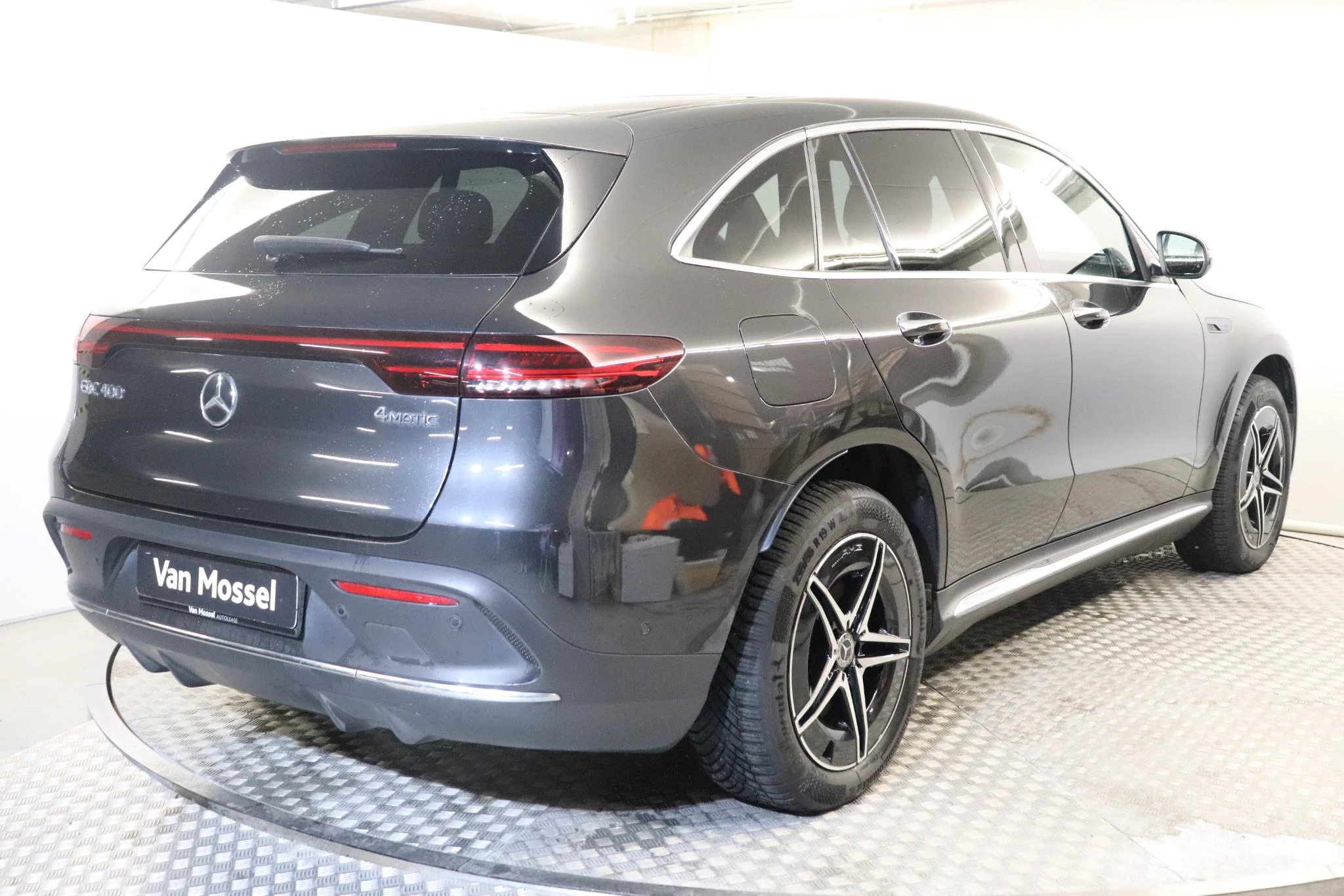 Mercedes-Benz-EQC-image-4