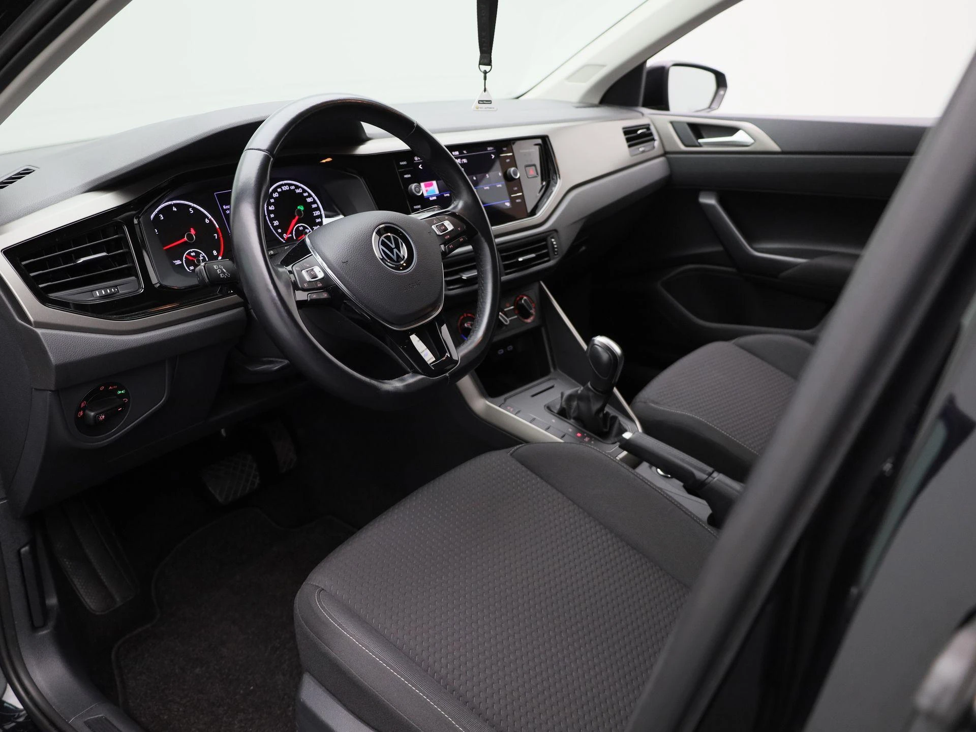 Volkswagen-Polo-image-14