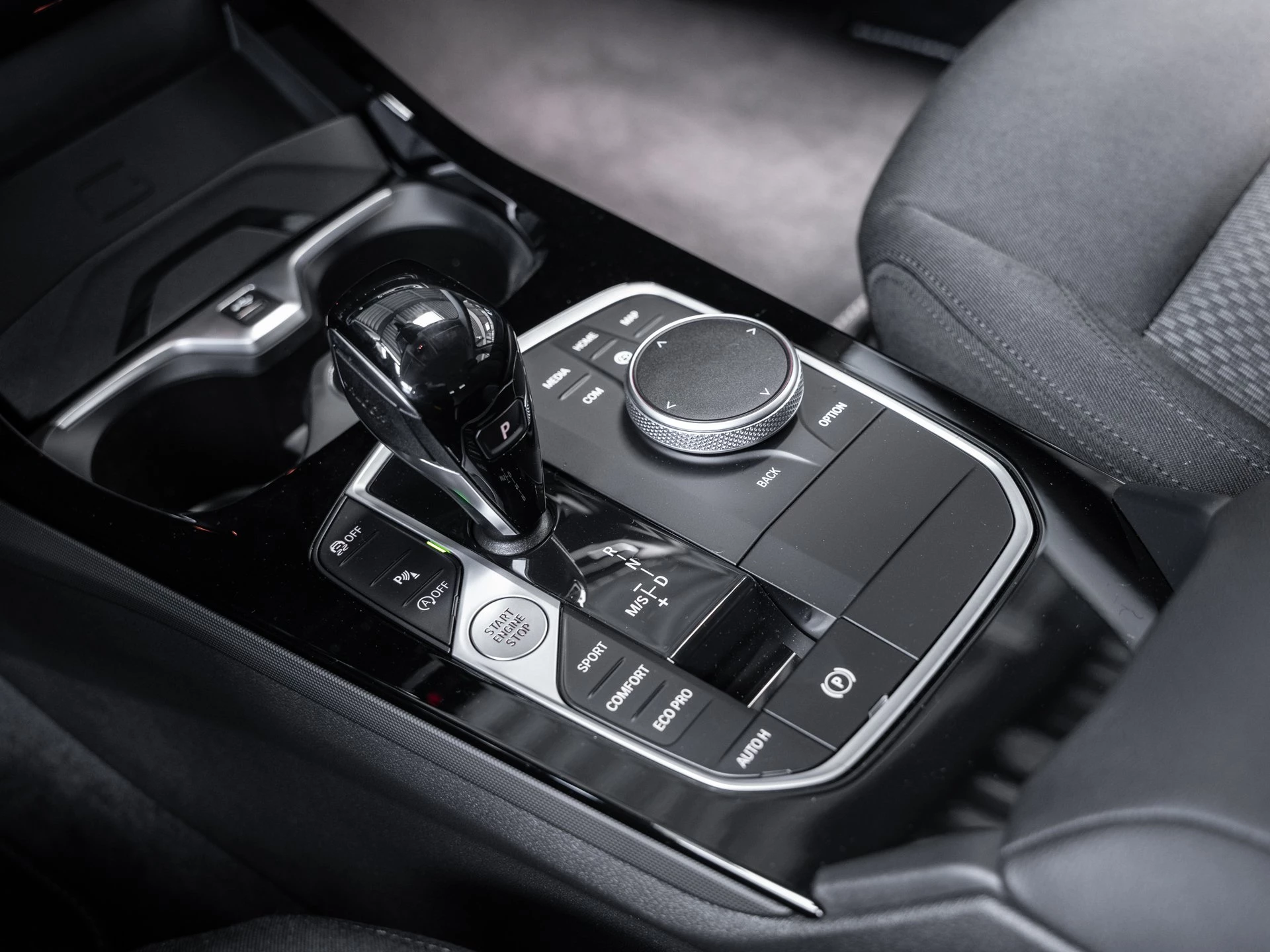 BMW 1er Reihe 118i Aut. Advantage. 17 Zoll. Driving Assist. Adaptiver LED Scheinwerfer