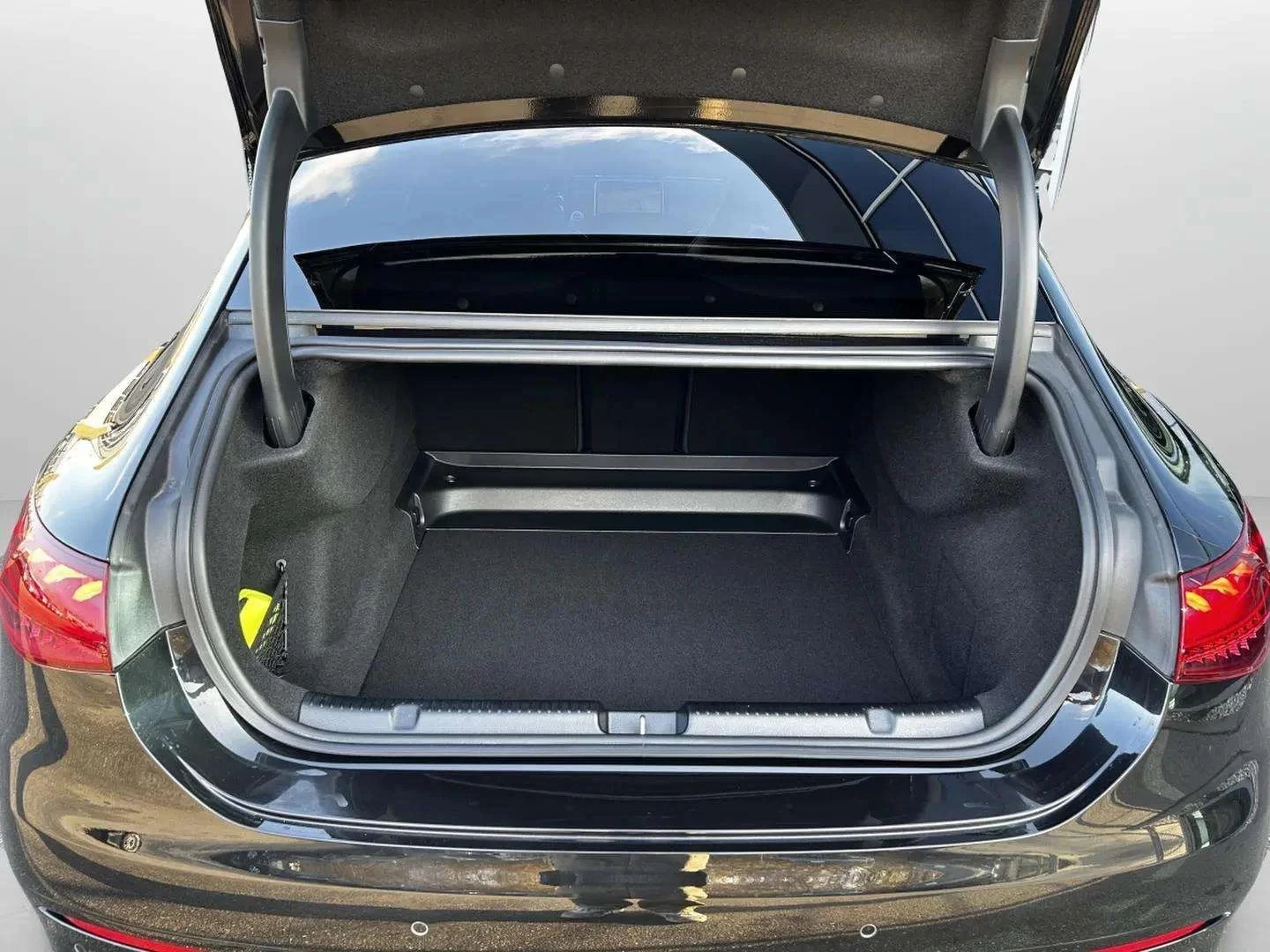 Mercedes-Benz-EQE-image-21