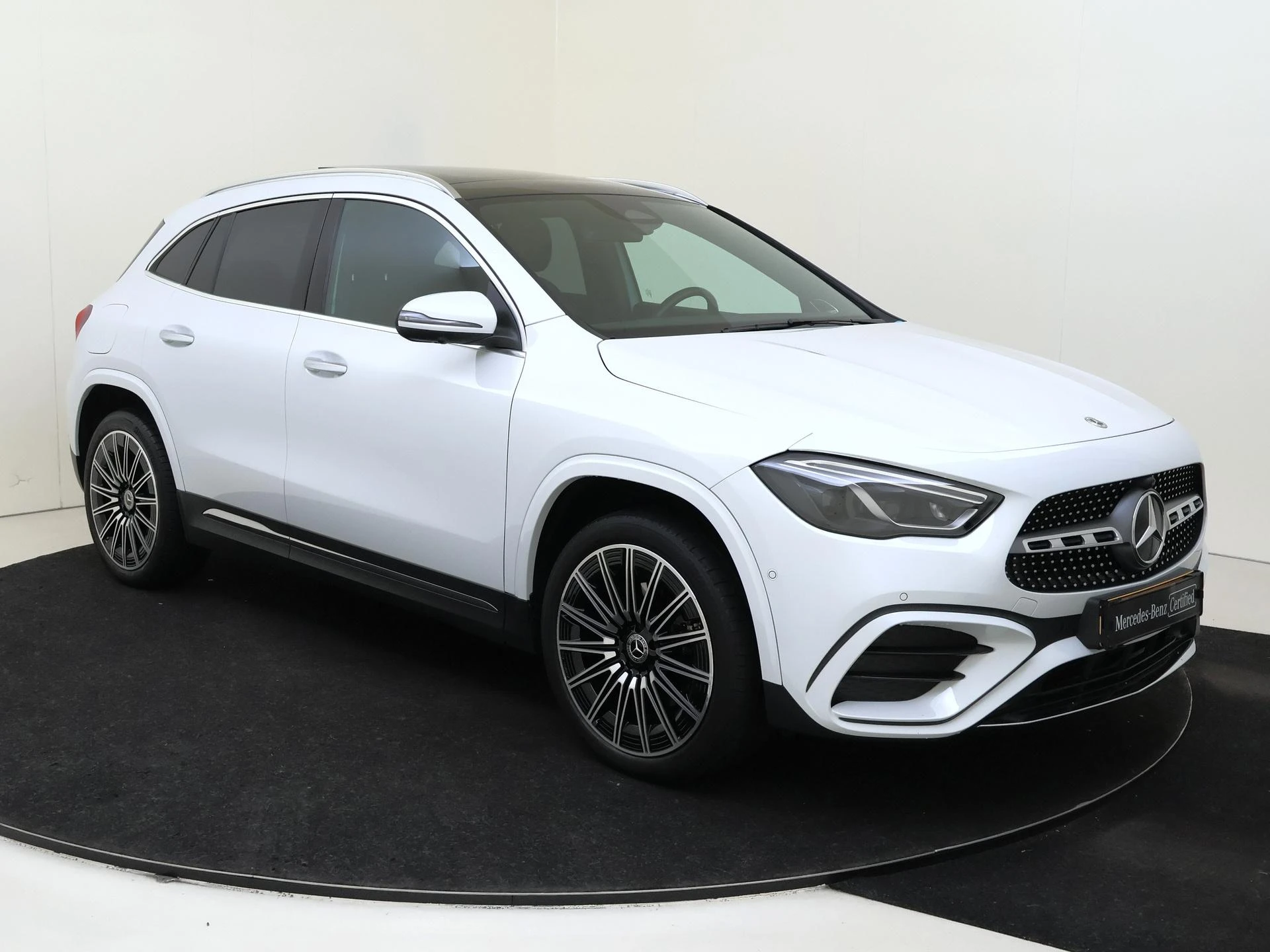 Mercedes-Benz-GLA-image-1