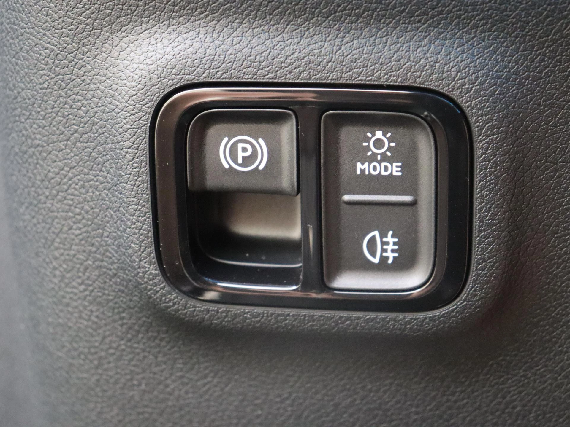 Mercedes-Benz-CLA-image-22