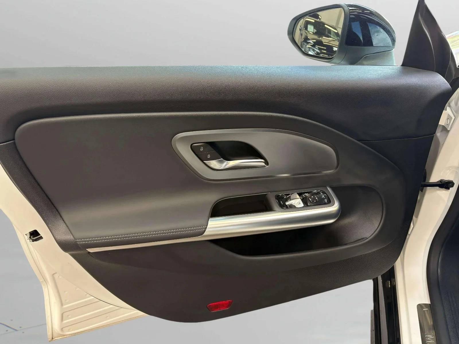 Mercedes-Benz-CLA-image-4