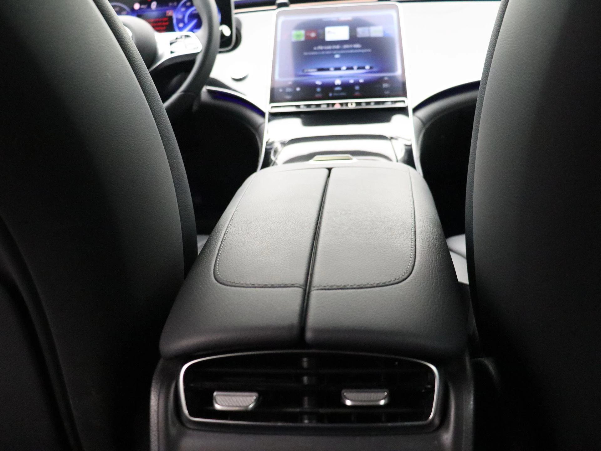 Mercedes-Benz-EQE-image-16