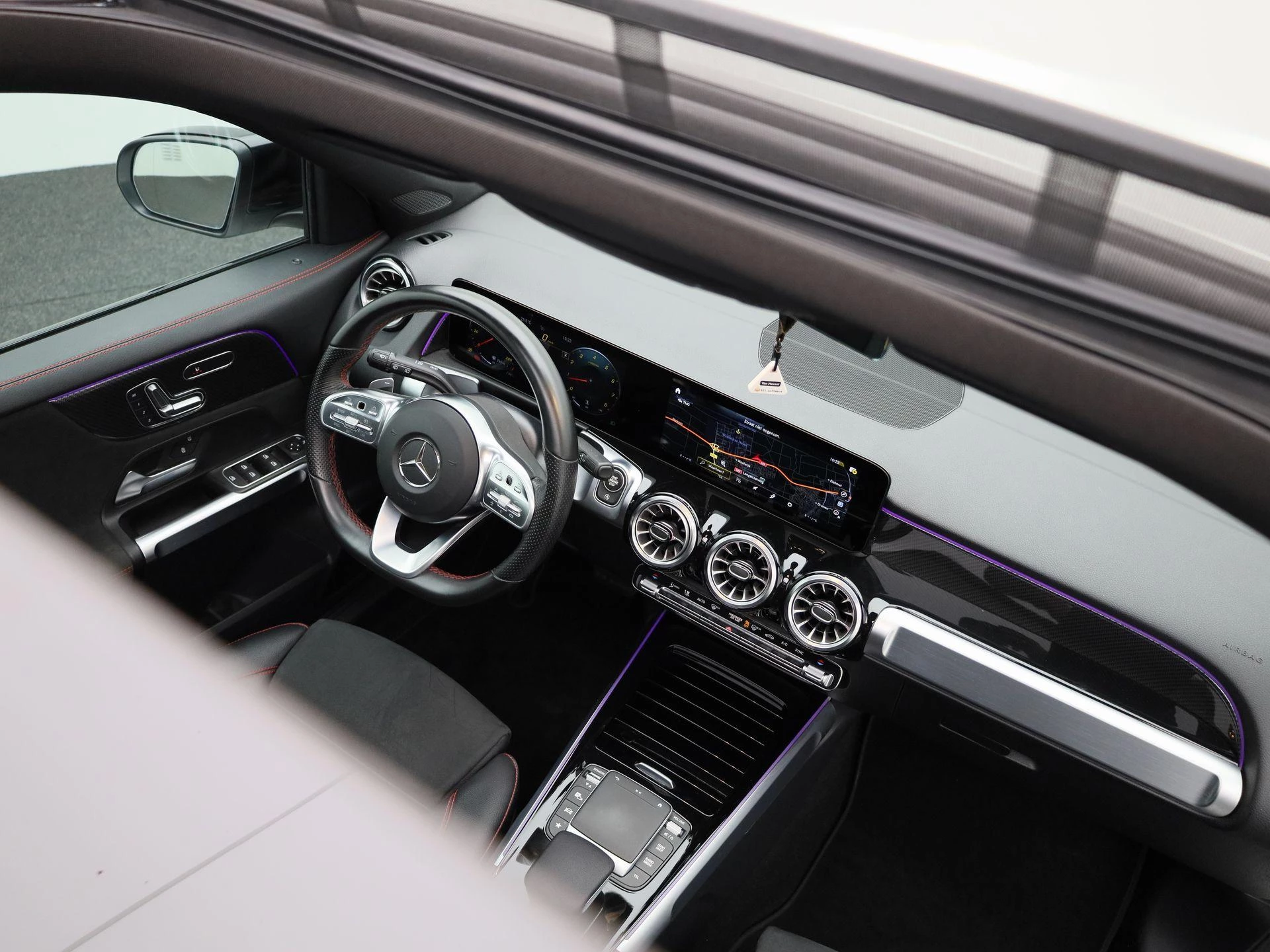 Mercedes-Benz-GLB-image-39