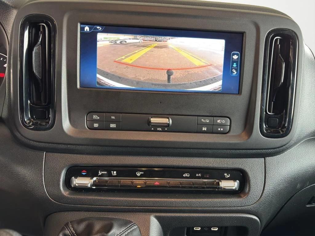 Mercedes-Benz-Vito-image-16