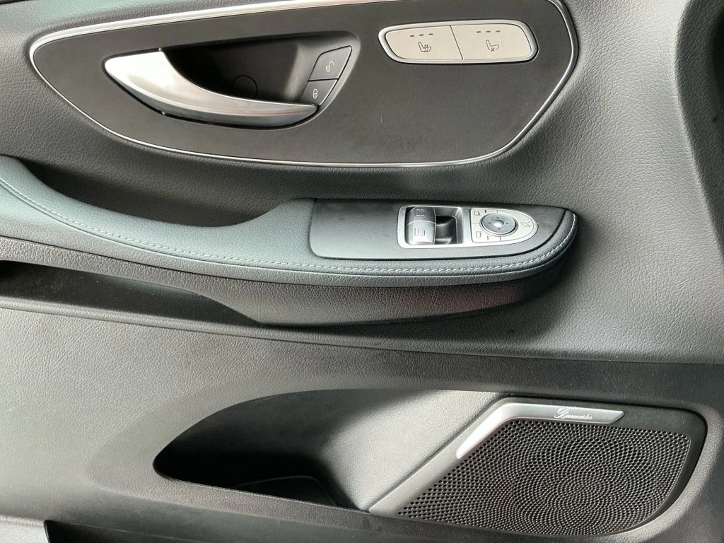 Mercedes-Benz-V-Klasse 300-image-14