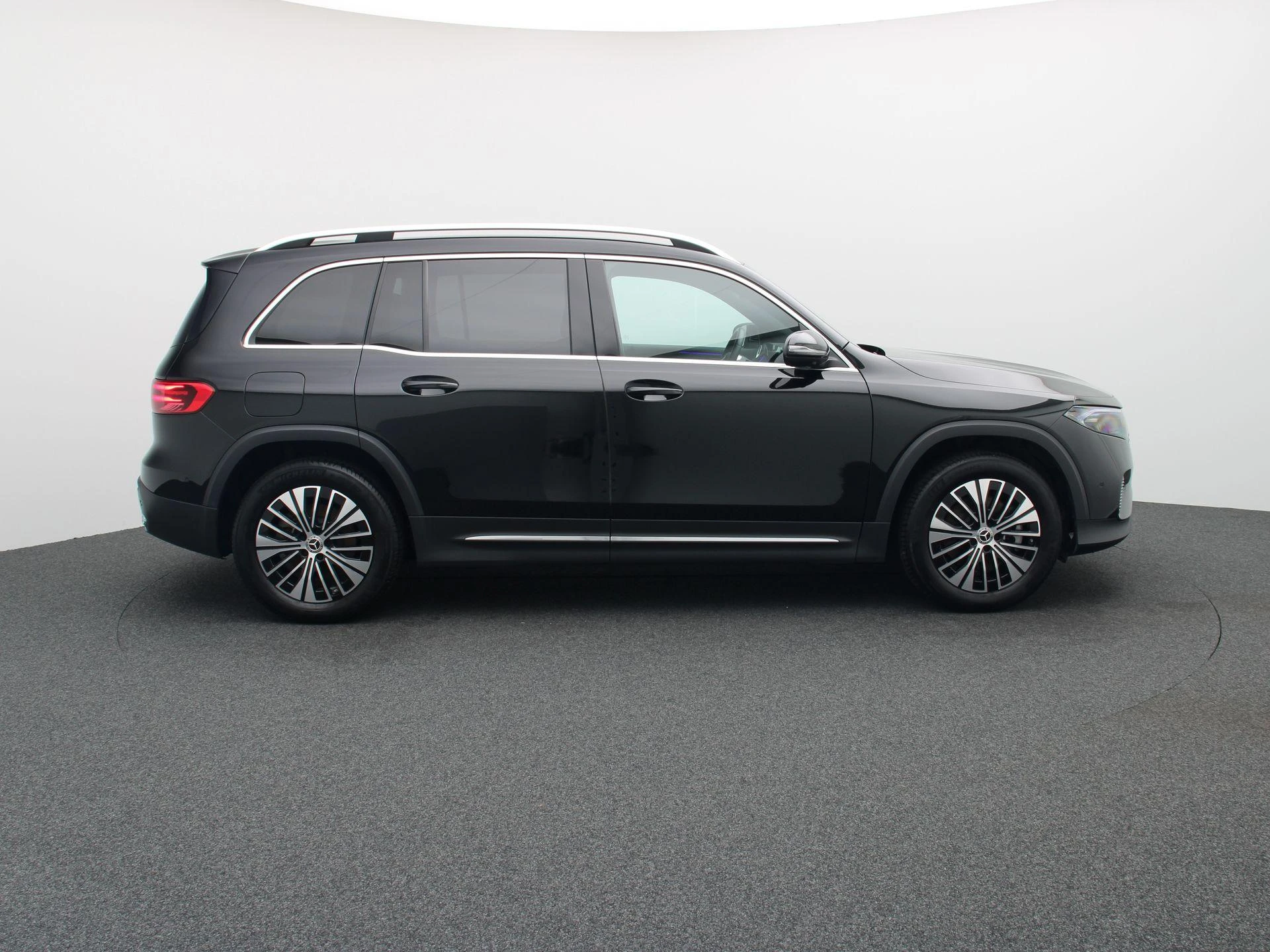 Mercedes-Benz-EQB-image-5