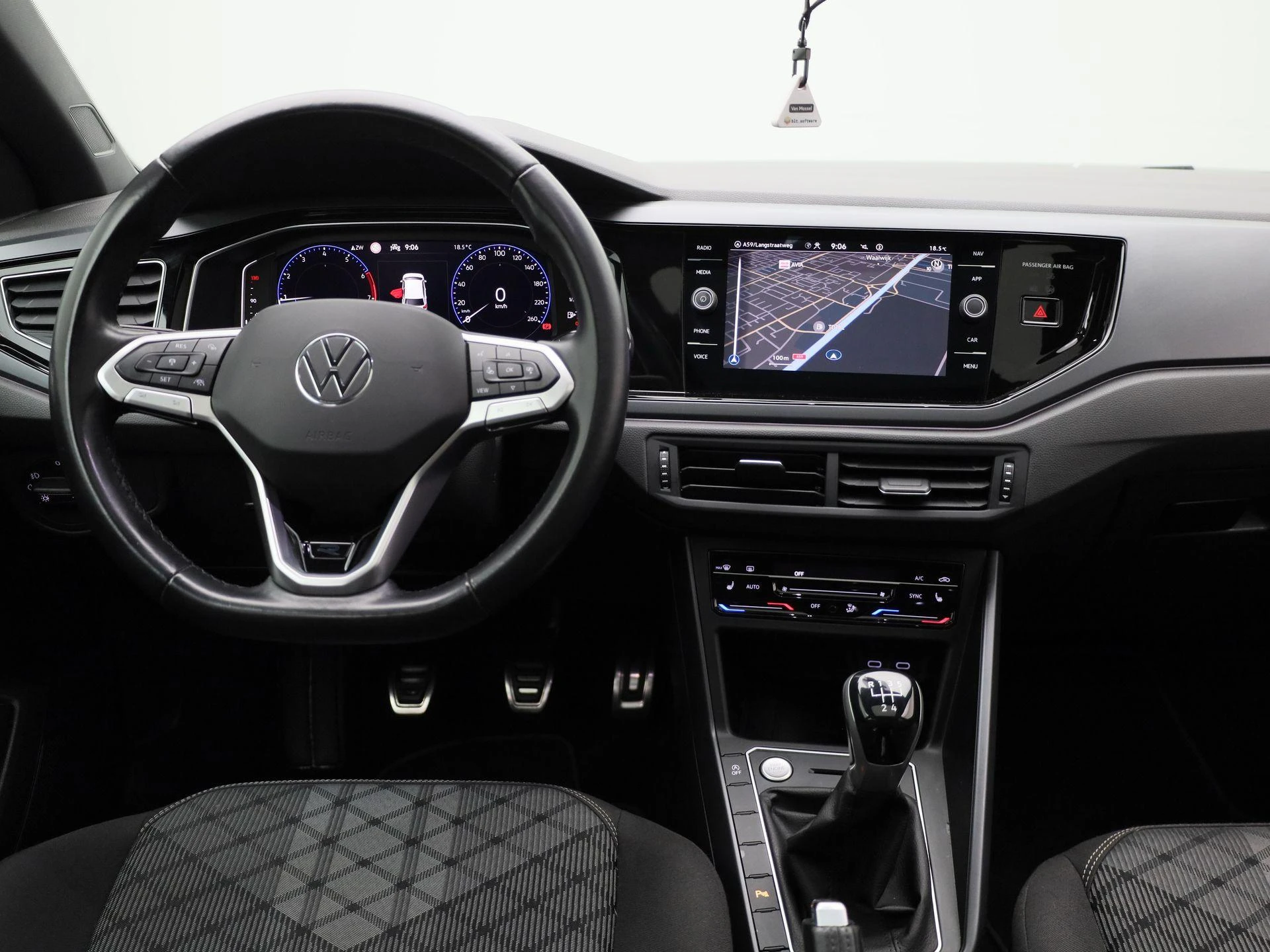 Volkswagen-Polo-image-6
