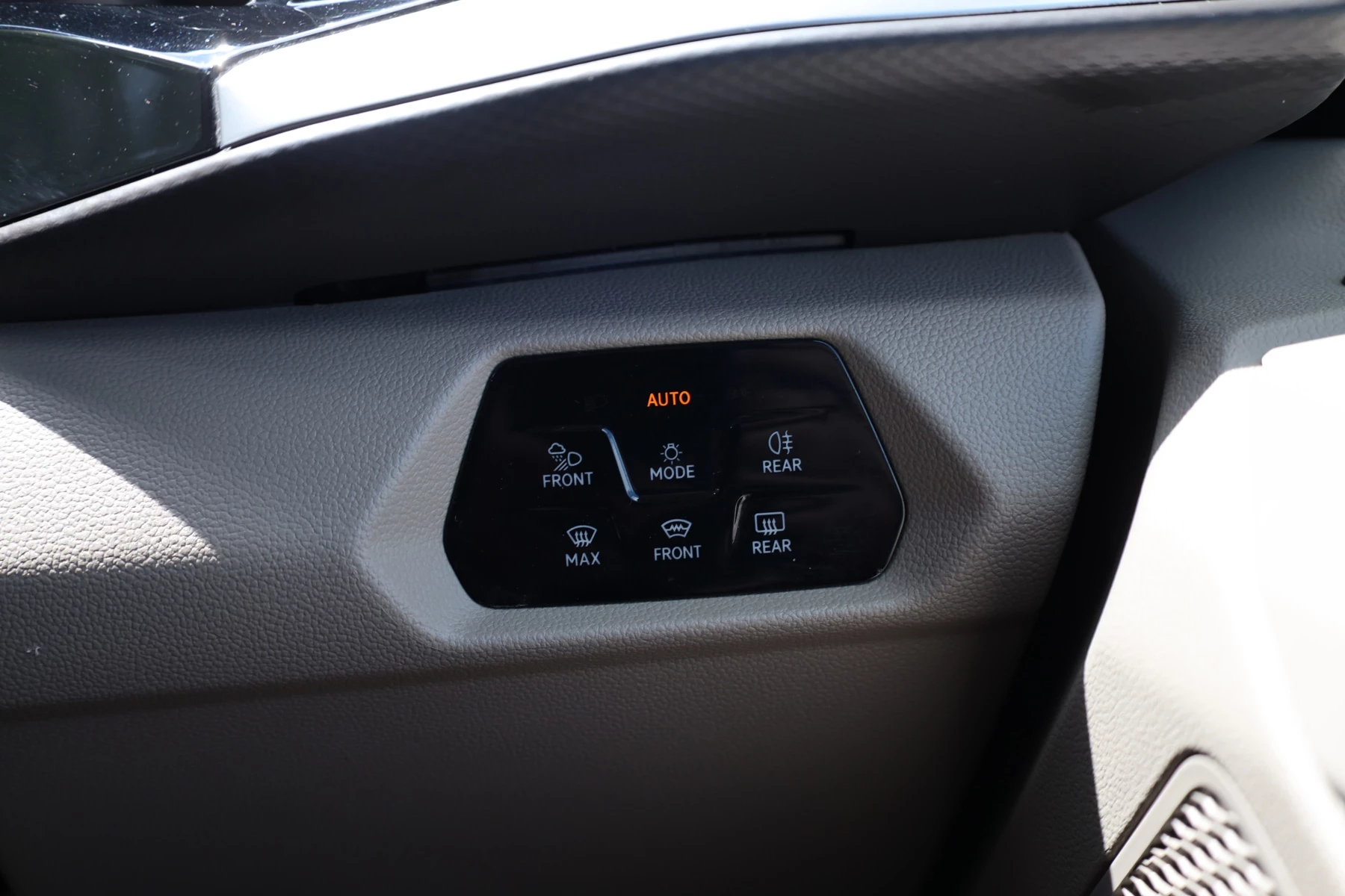 Volkswagen-Multivan-image-21