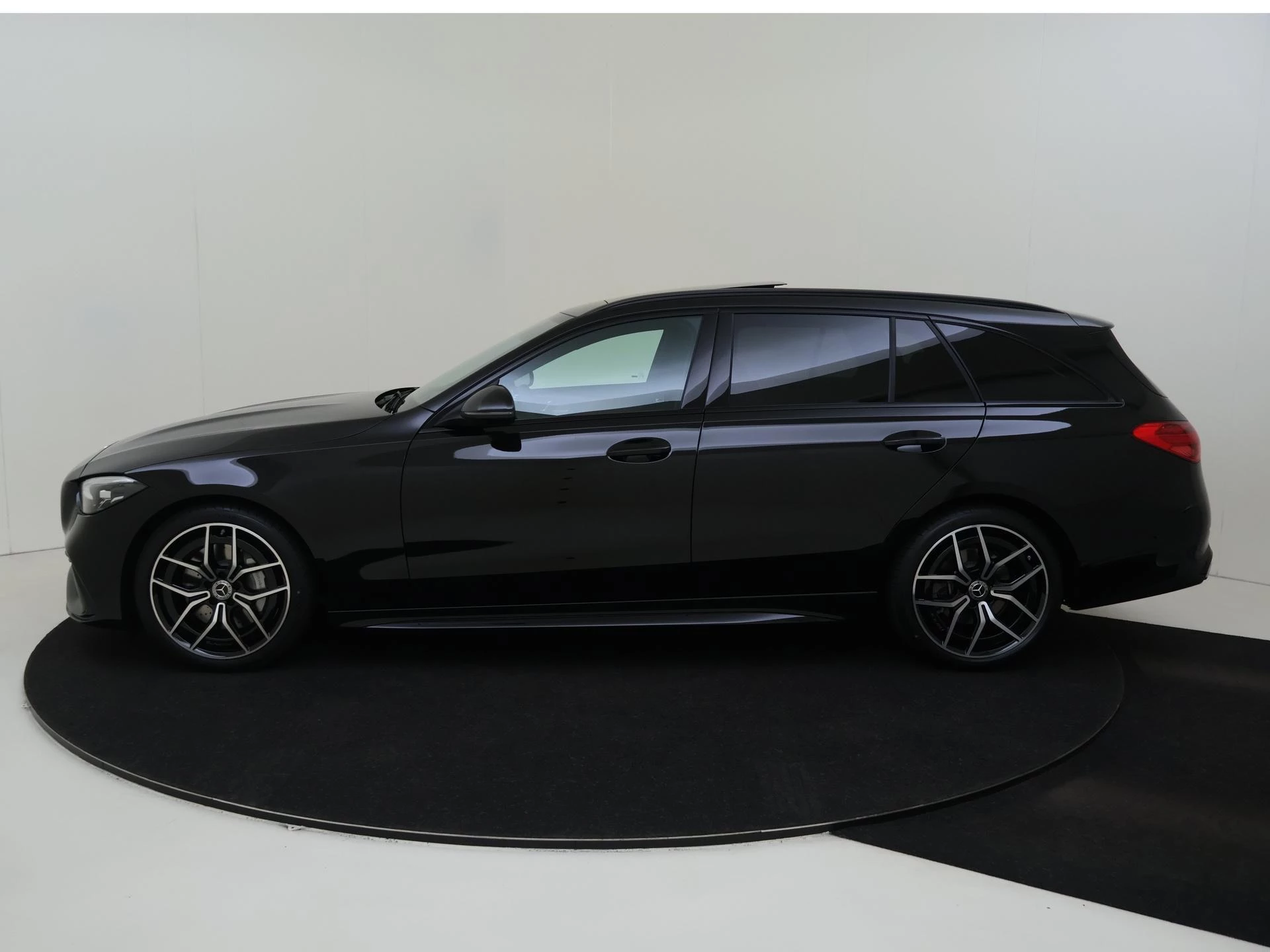 Mercedes-Benz-C-Klasse-image-1