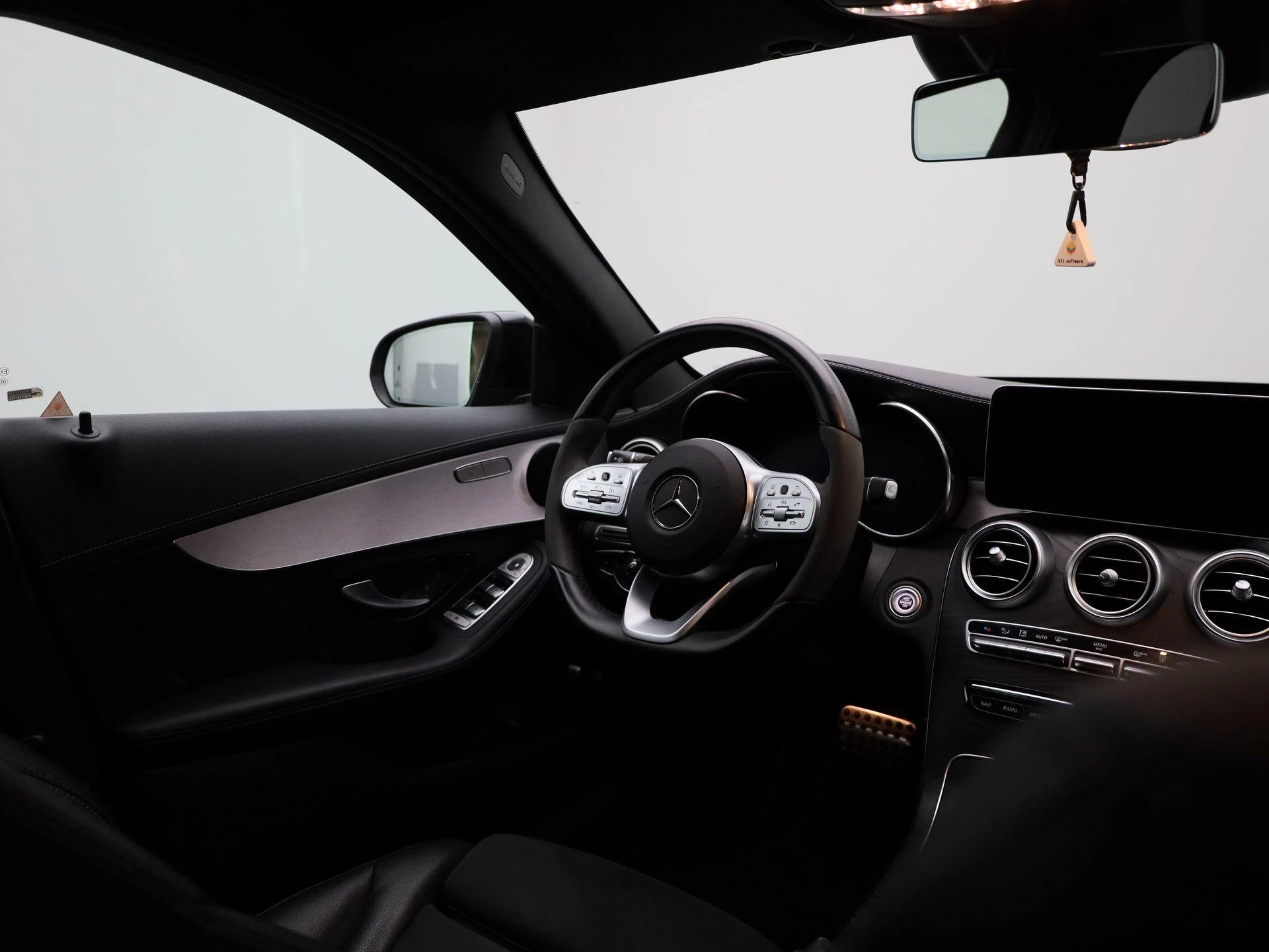 Mercedes-Benz-C-Klasse-image-40