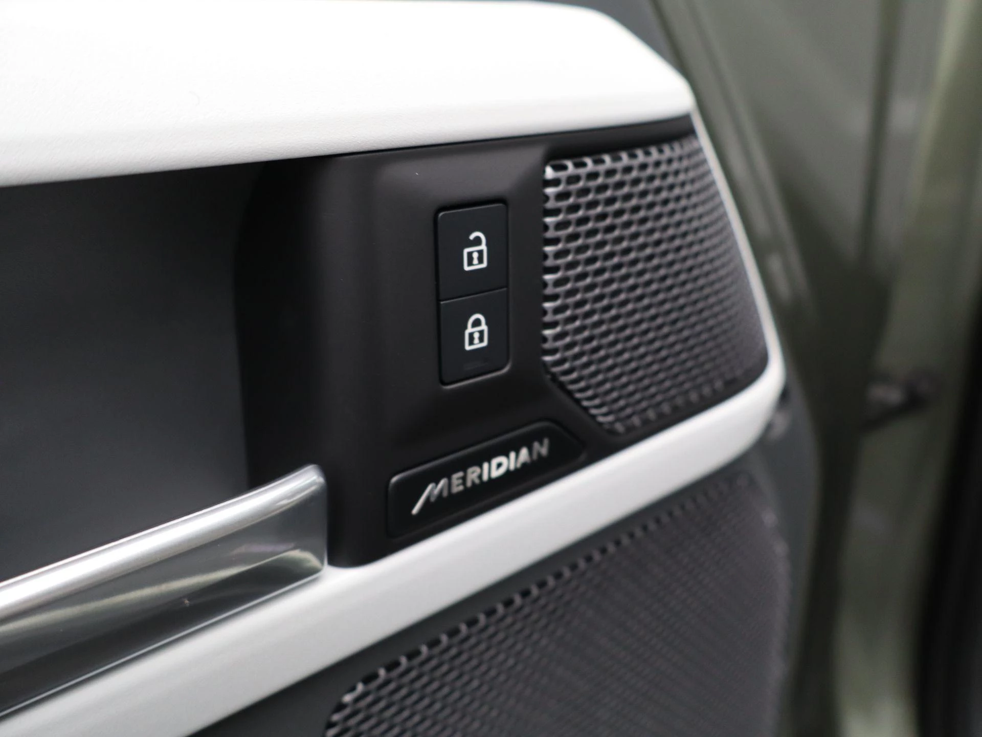 Land Rover-Defender-image-31