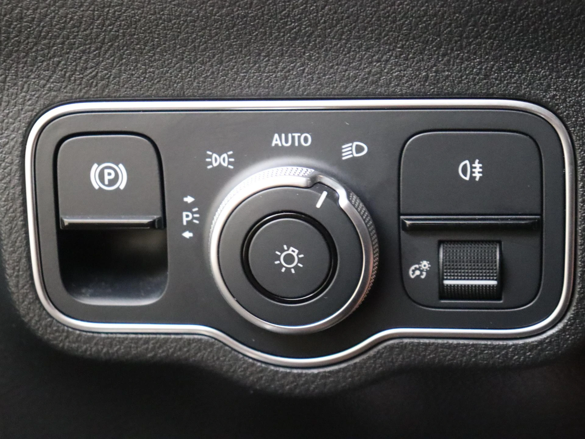 Mercedes-Benz-GLA-image-25