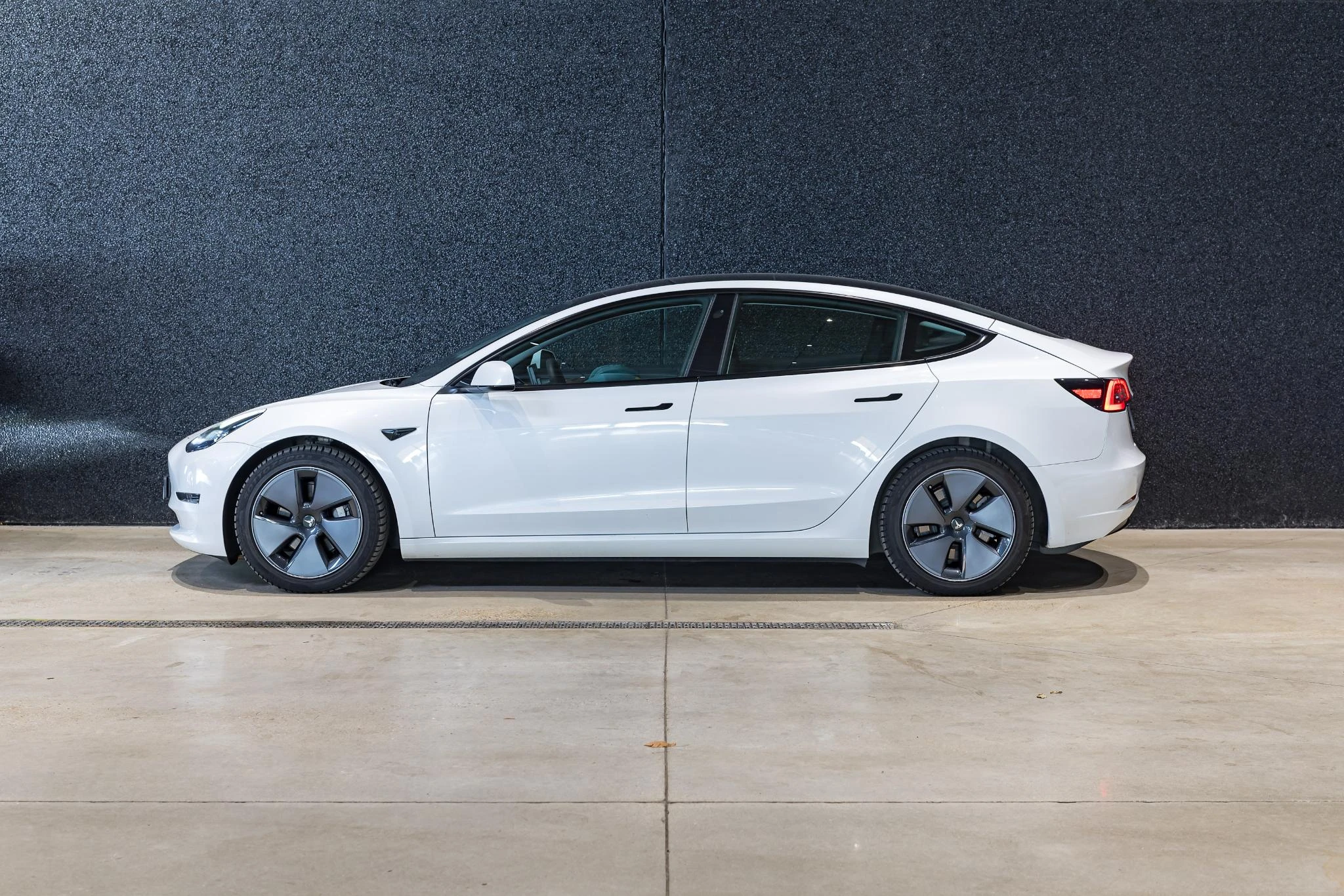 Tesla-Model 3-image-3
