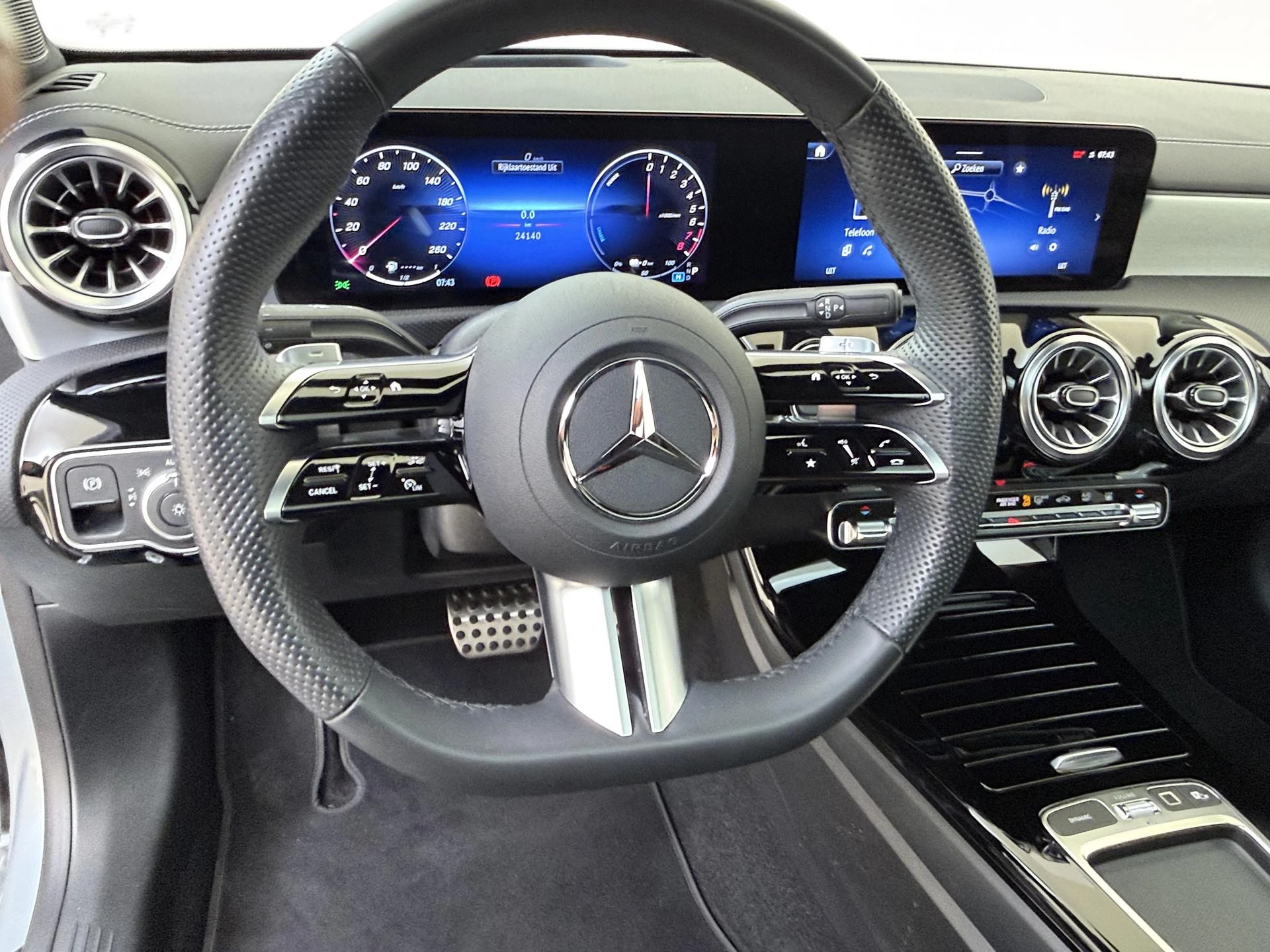 Mercedes-Benz-CLA-image-9
