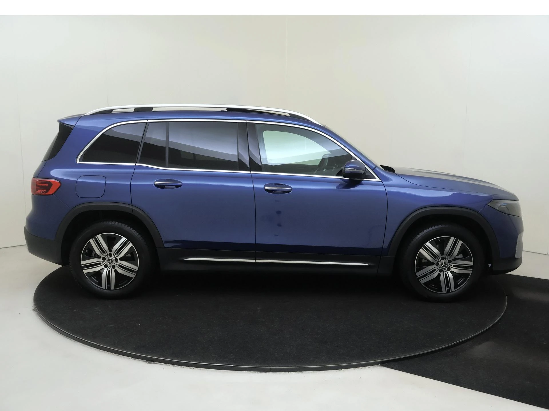 Mercedes-Benz-EQB-image-9
