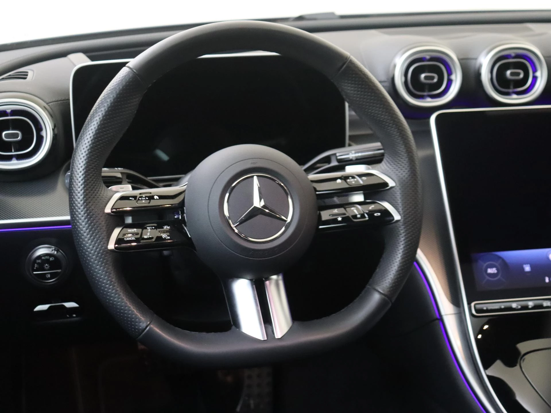 Mercedes-Benz-C-Klasse-image-11