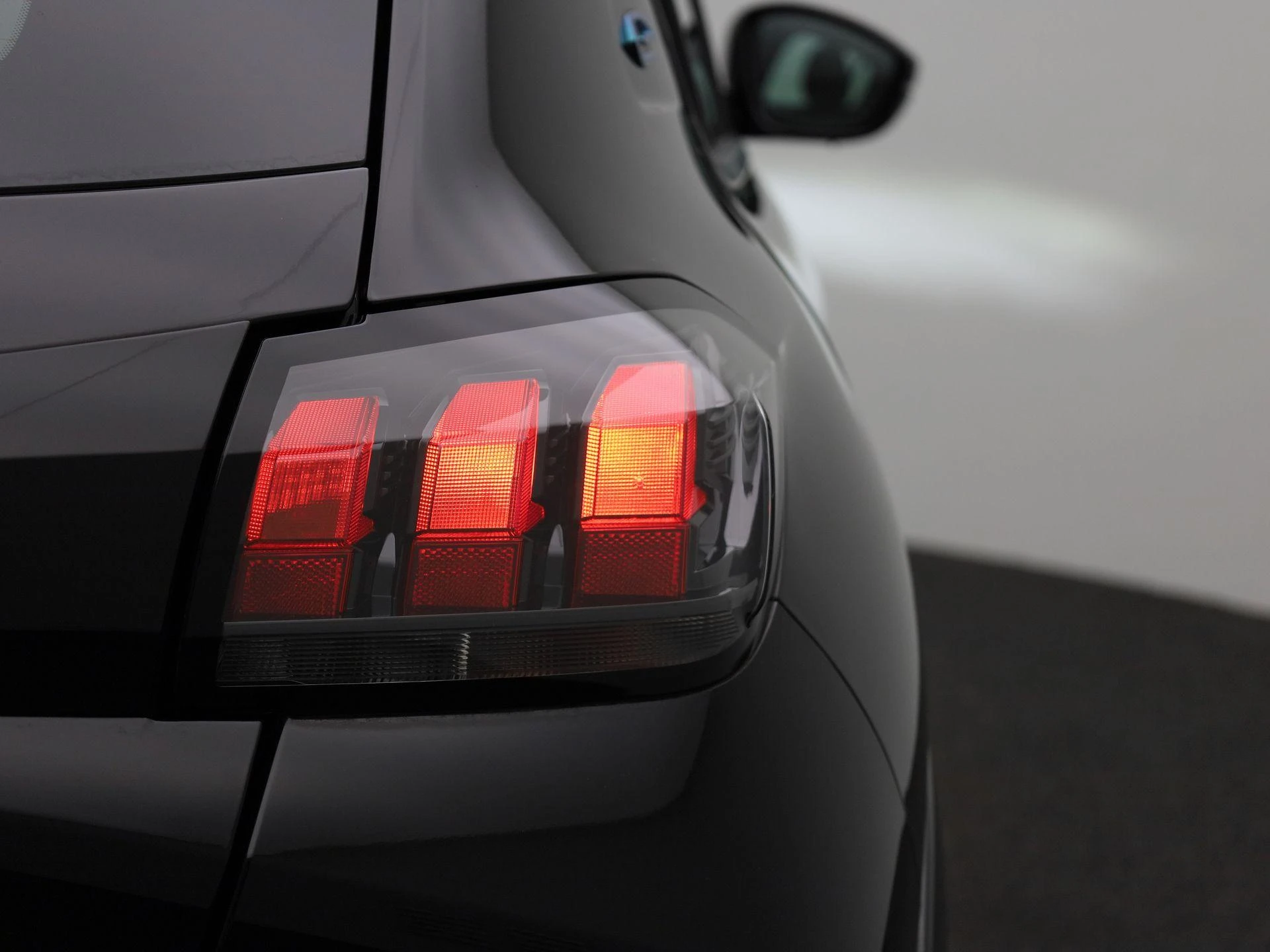 Peugeot-e-208-image-38