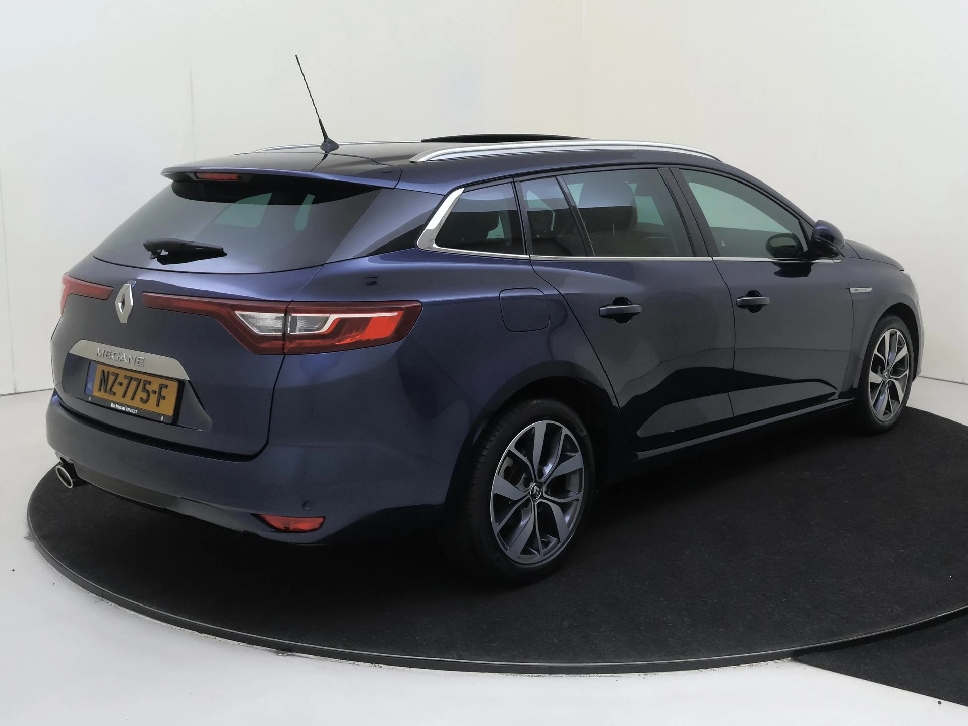 Renault-Mégane Estate-image-3
