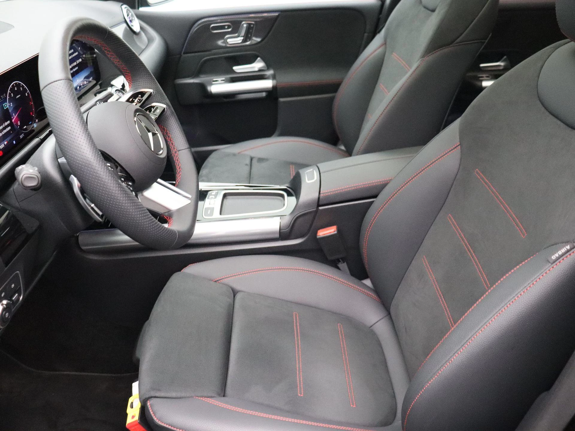 Mercedes-Benz B-Klasse 220 4MATIC AMG Line + PREMIUM PLUS PACK + CARPLAY + PANO +