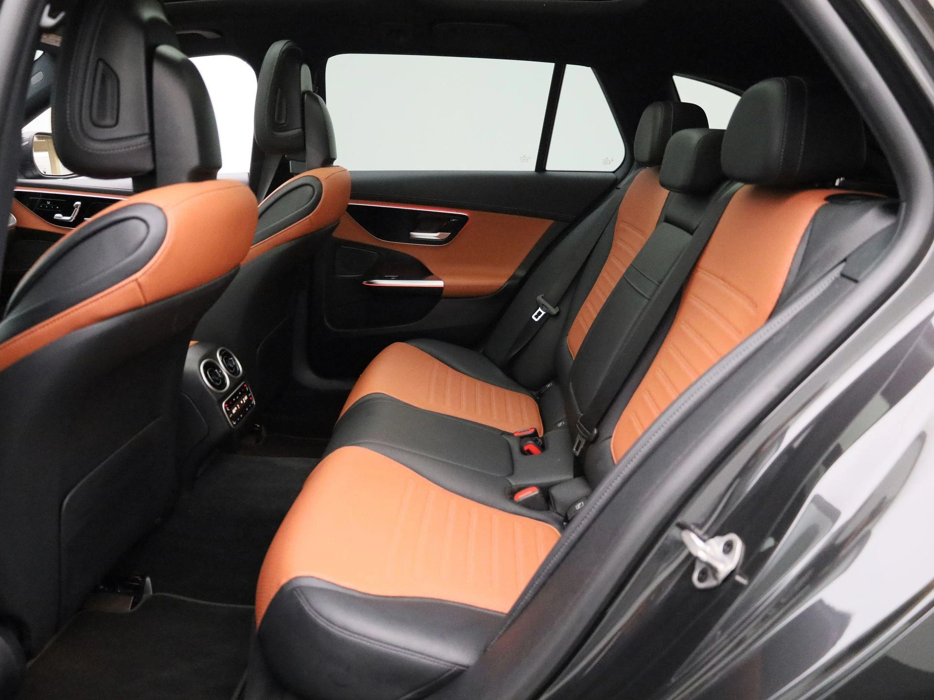 Mercedes-Benz-C-Klasse-image-12