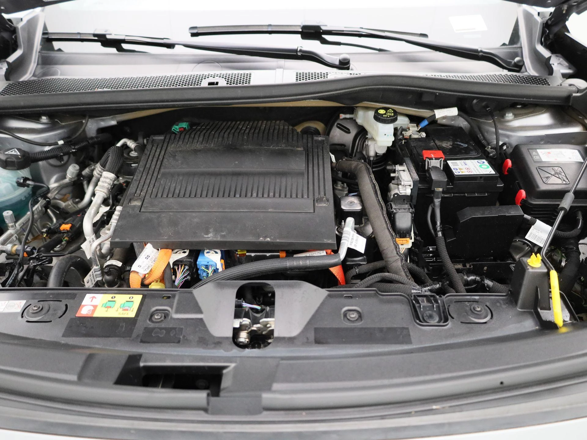 Peugeot-e-2008-image-32