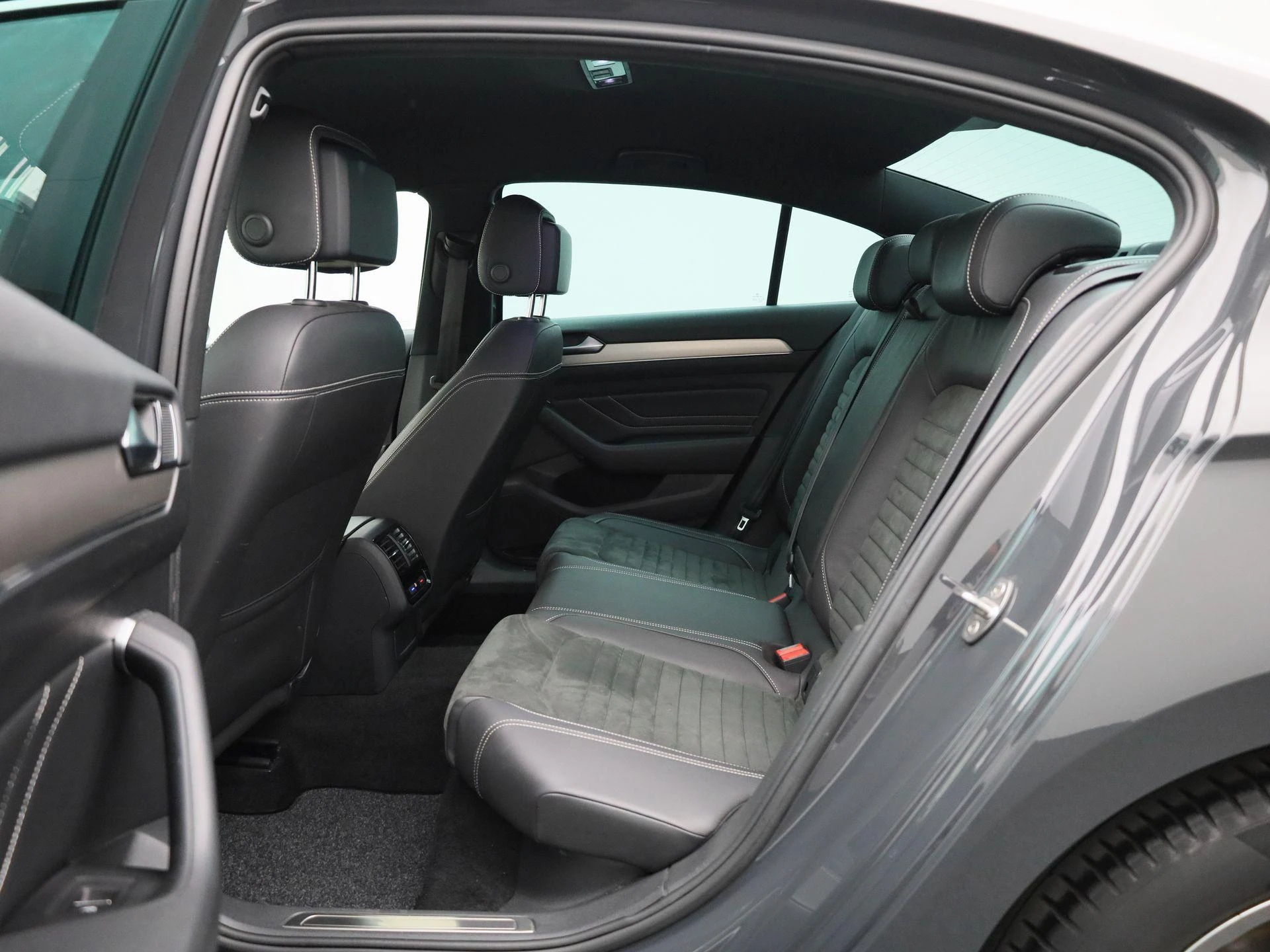 Volkswagen Passat 1.5 TSI R-Line Business +