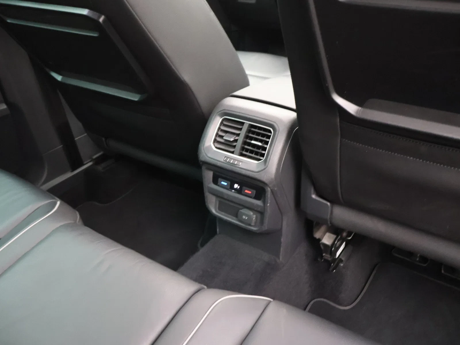 Volkswagen Tiguan Tiguan Comfortline 1.4TSI 150PK *TREKHAAK*LEDER*PANODAK*ACC*CAMERA*PDC*...*
