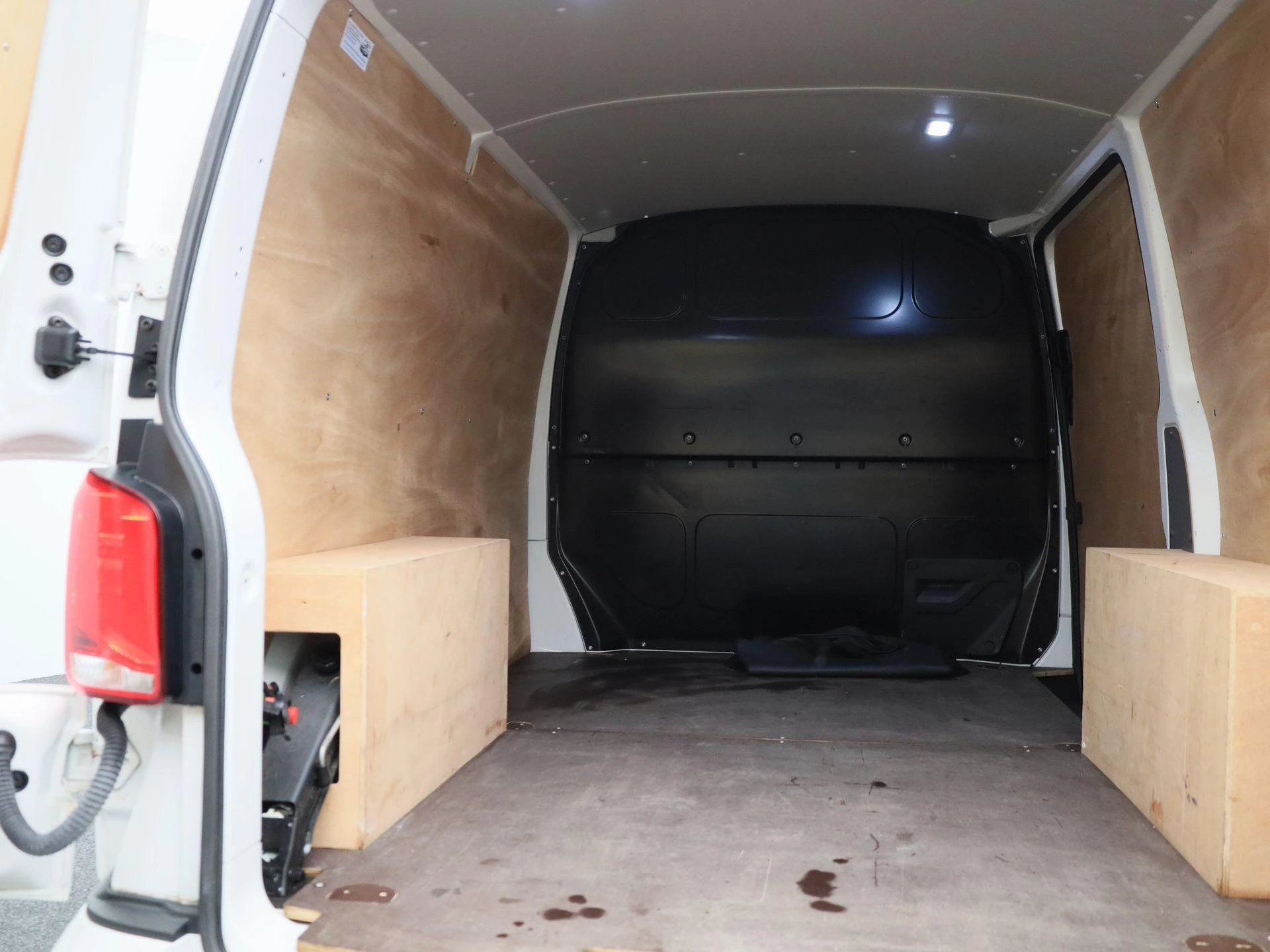 Volkswagen-Transporter-image-16