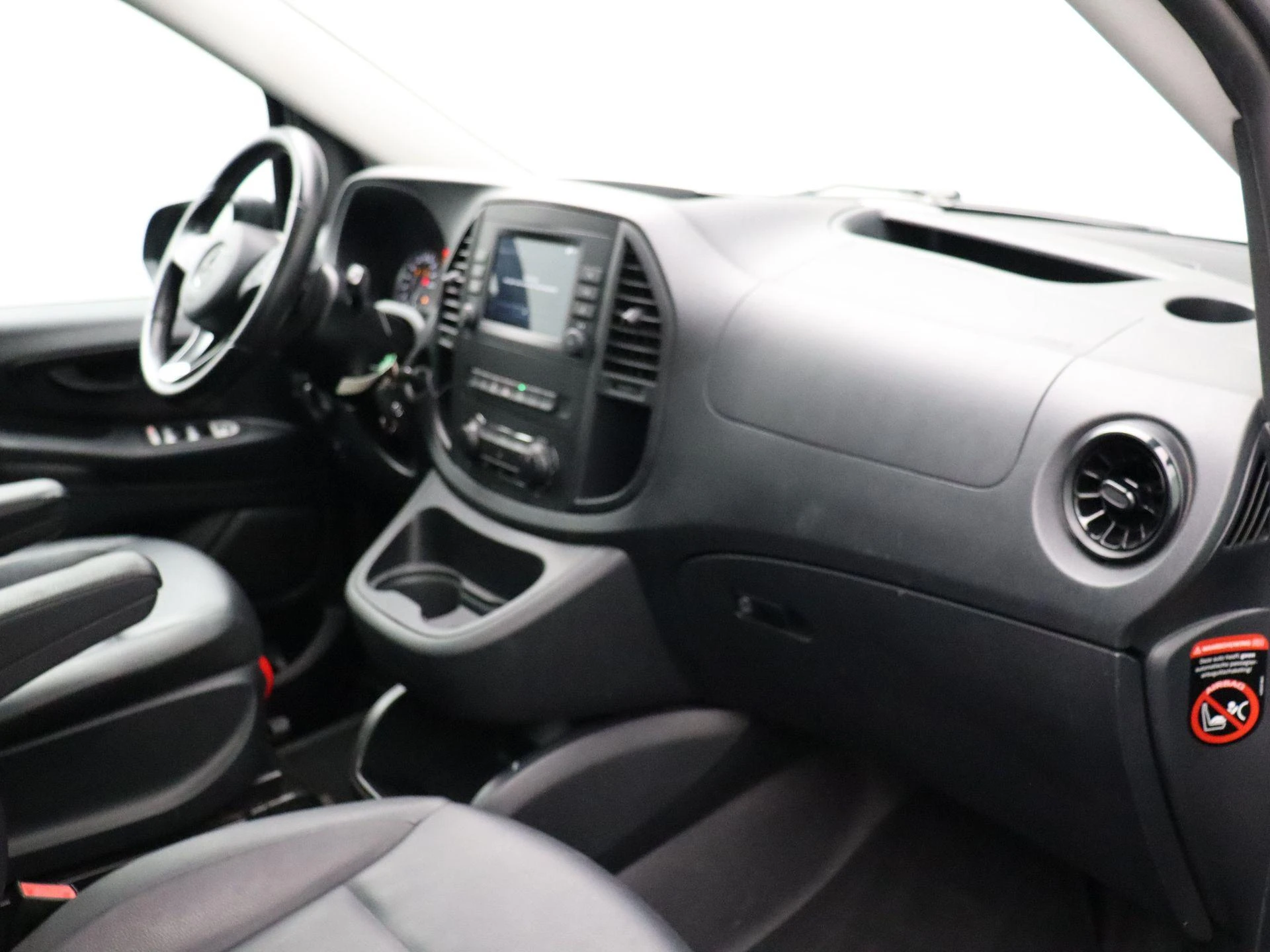 Mercedes-Benz-Vito-image-23