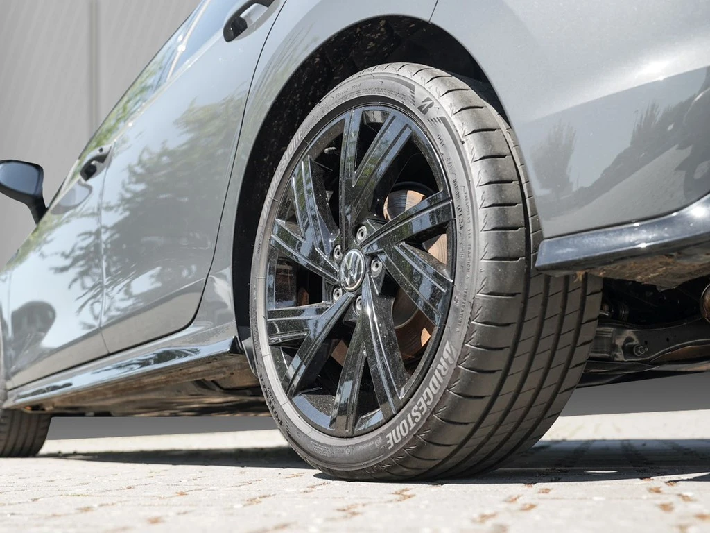 Volkswagen-Golf-image-4