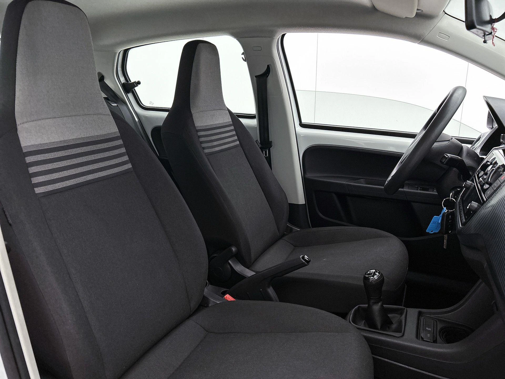 Volkswagen-up!-image-29