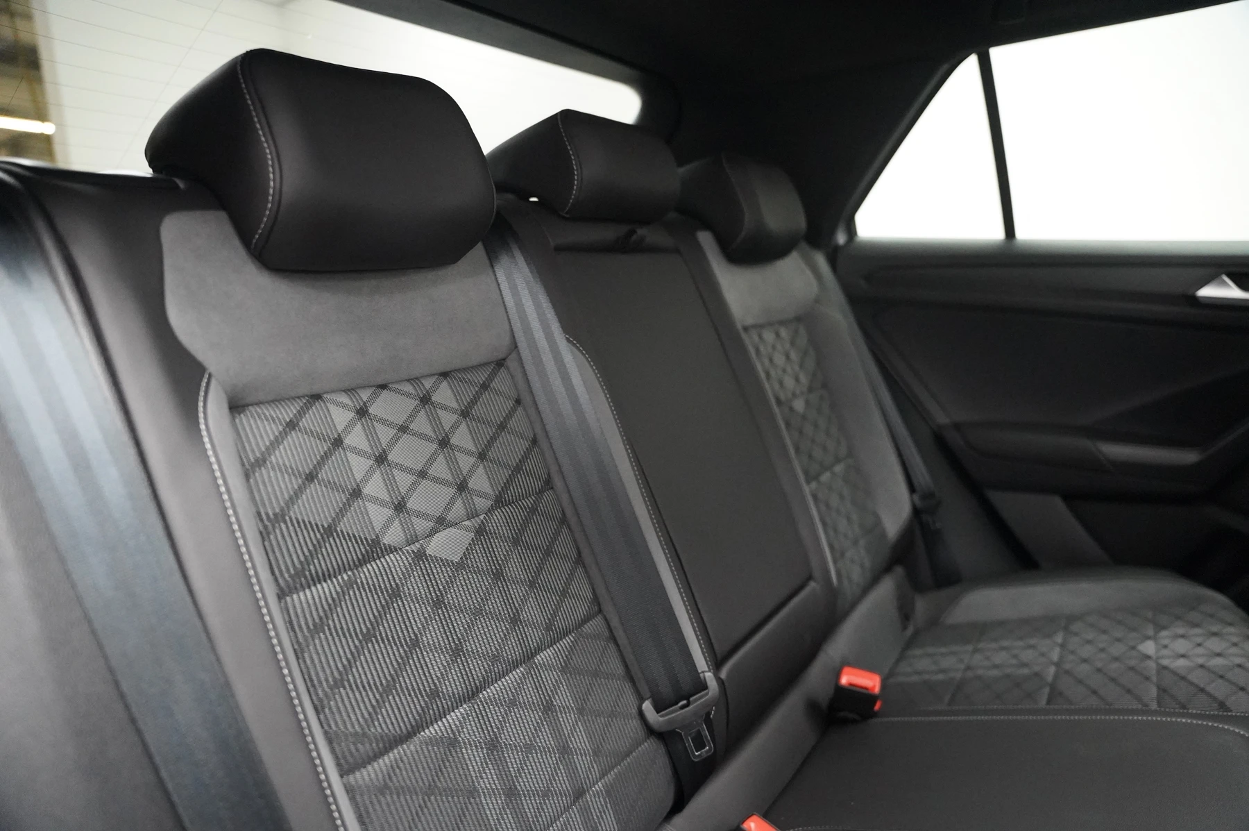 Volkswagen-T-Roc-image-34