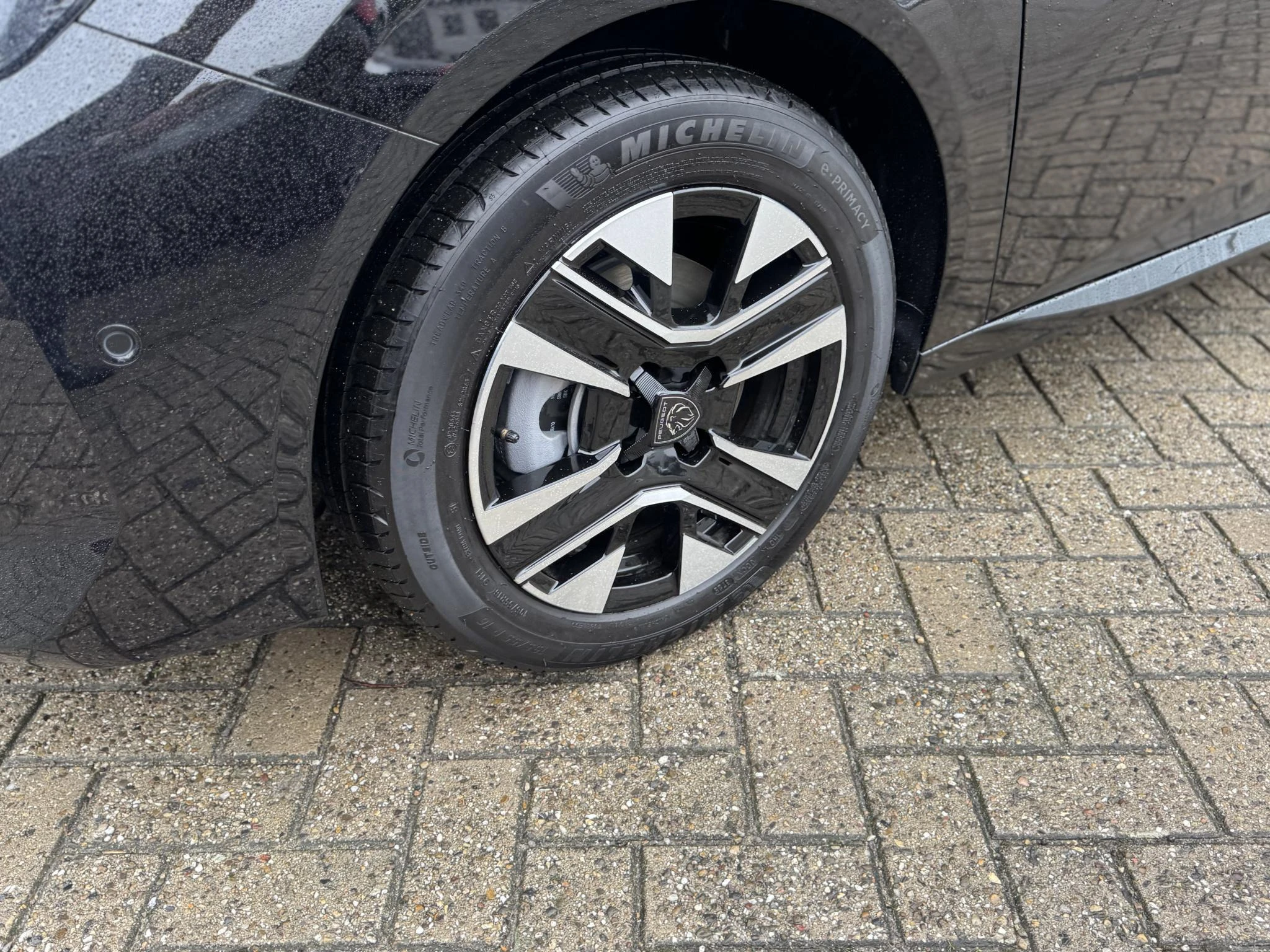 Peugeot-e-208-image-9