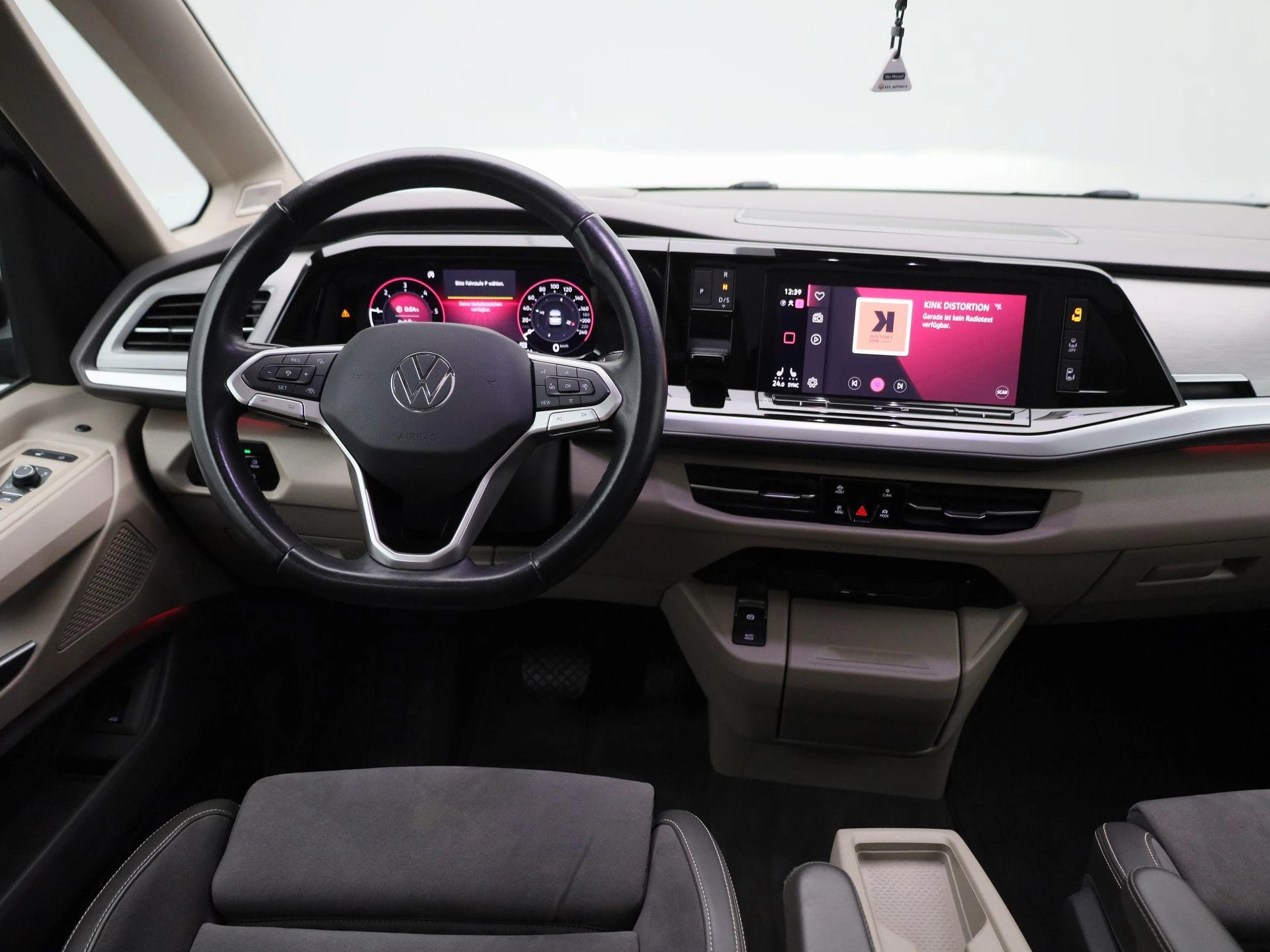 Volkswagen-Multivan-image-8