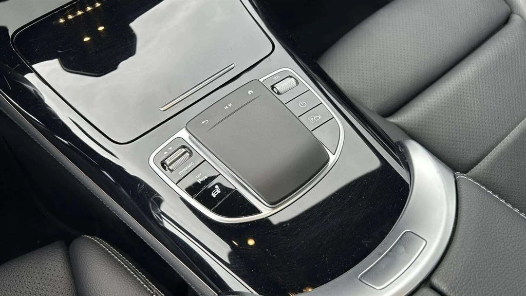 Mercedes-Benz-EQC-image-15
