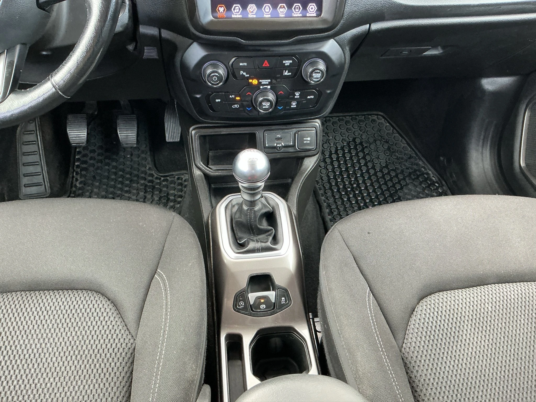 Jeep-Renegade-image-13