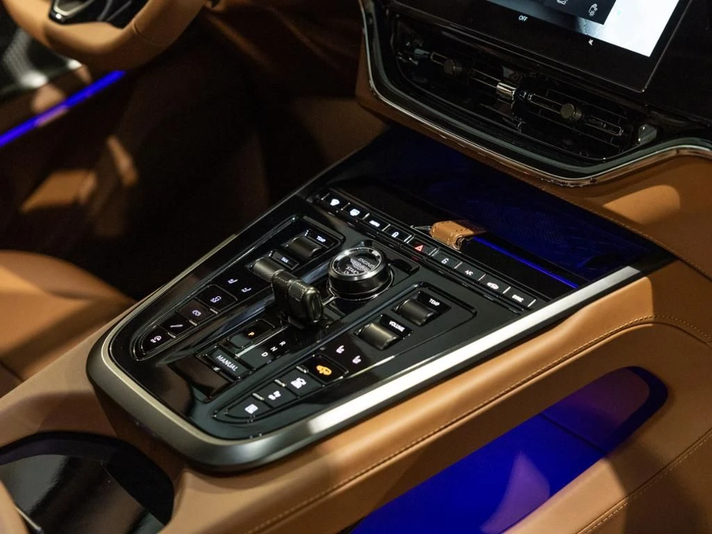 Aston Martin-DBX-image-24