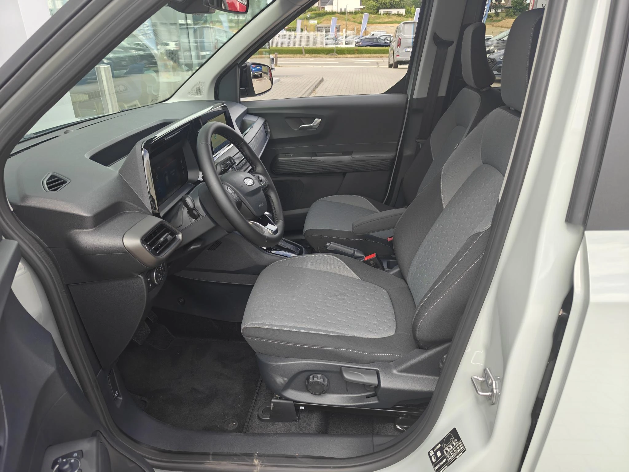 Ford-Tourneo Courier-image-11